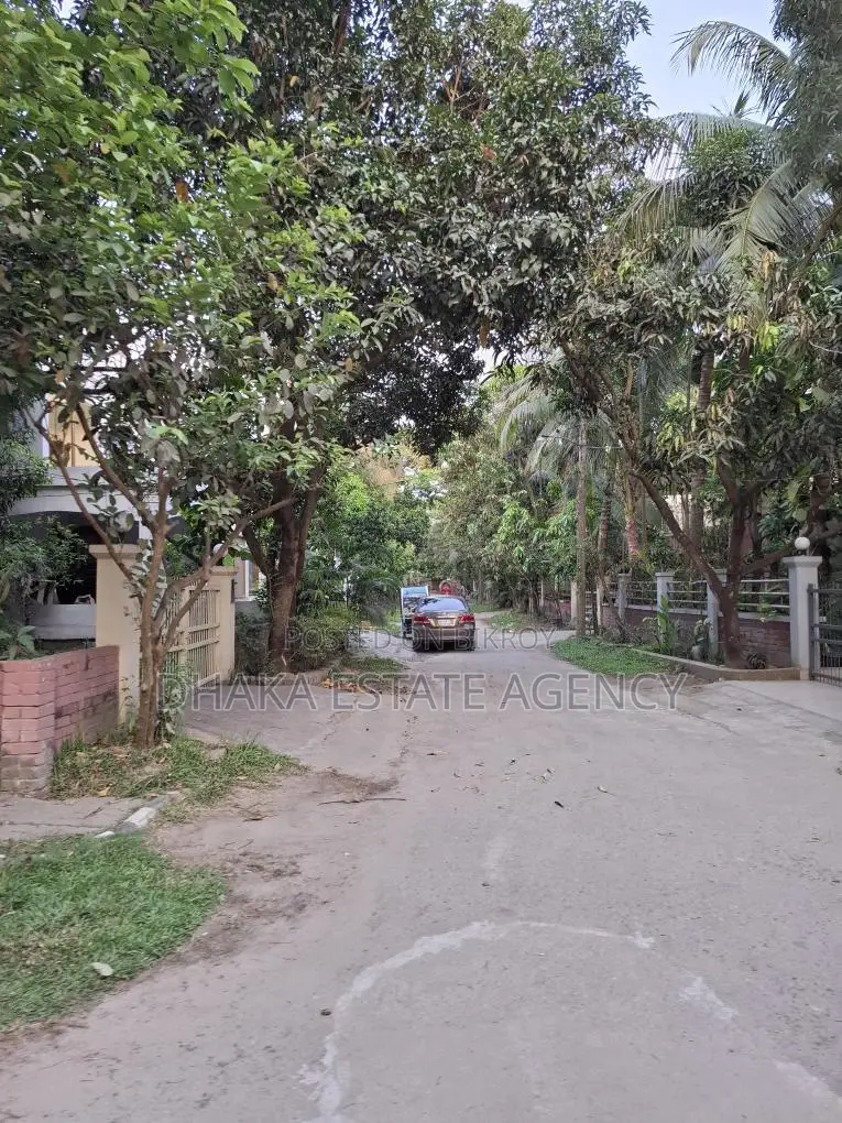 BARIDHARA DIPLOMATIC ZONE 8.25 KATHA LAND SALE in Baridhara