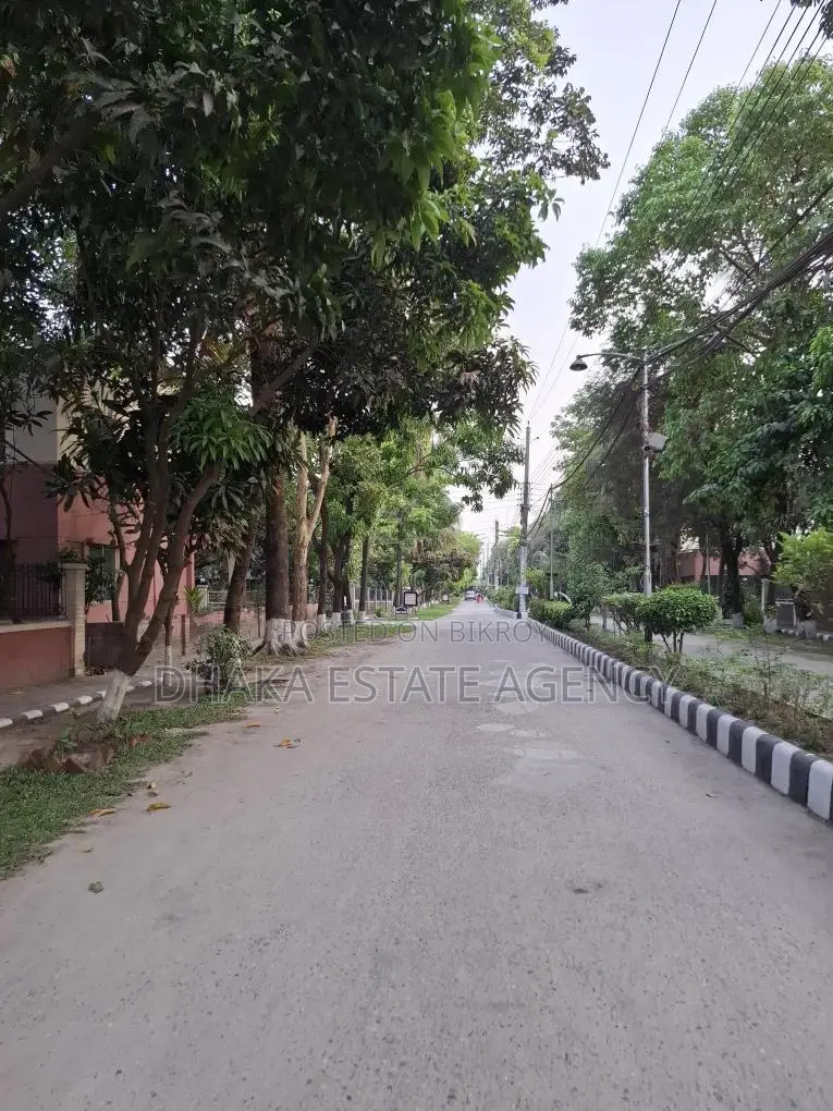 BARIDHARA DIPLOMATIC ZONE 8.25 KATHA LAND SALE in Baridhara