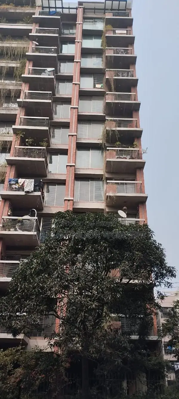 Lake-facing 4-bed flat for sale in Dhanmondi in Dhanmondi