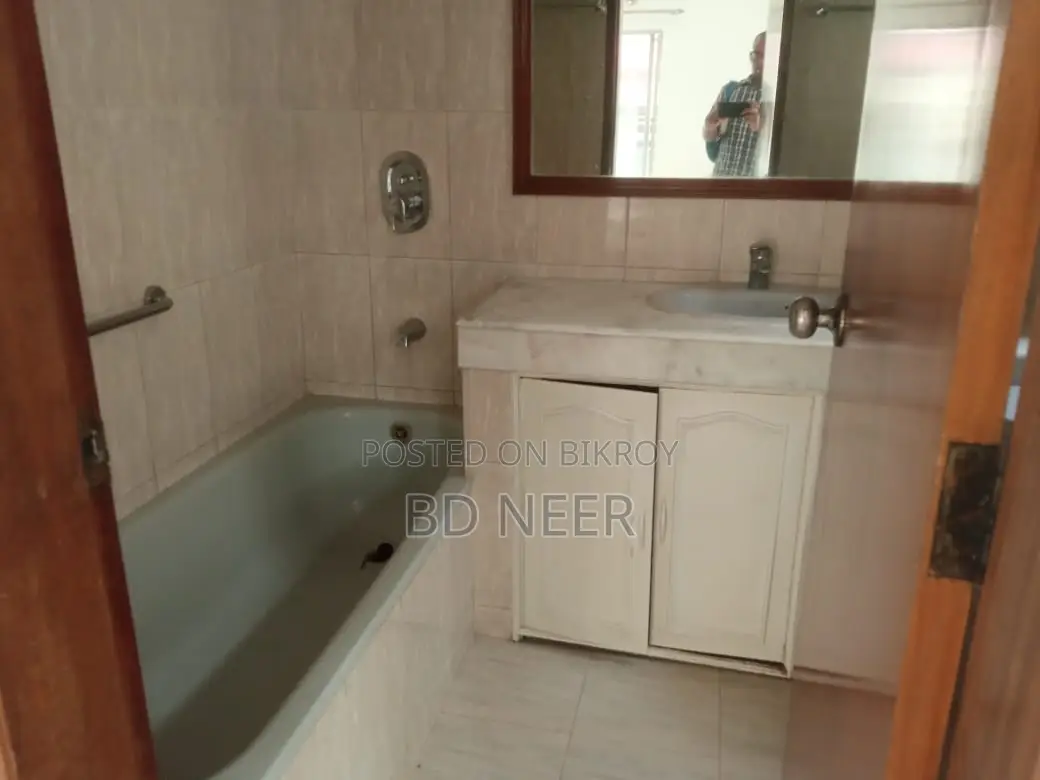 Nice Looking Unfurnish 3 Bed Room Apt Rent in Banani North in Banani