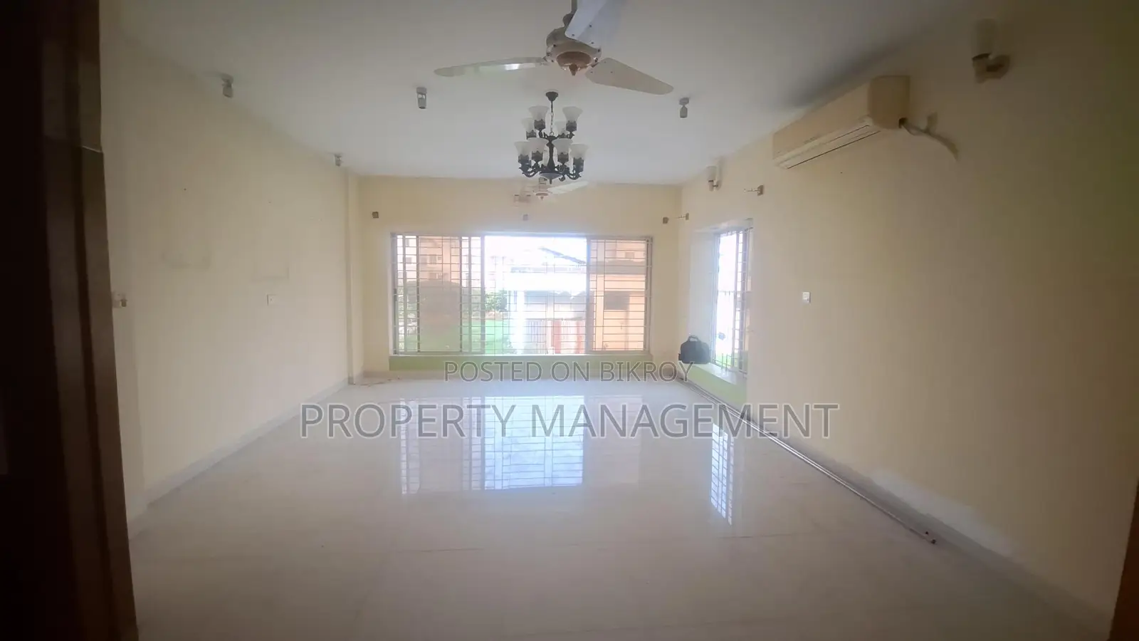 Rent a 3300 Sqft Office Space in Gulshan 1 with a Nice View in Gulshan