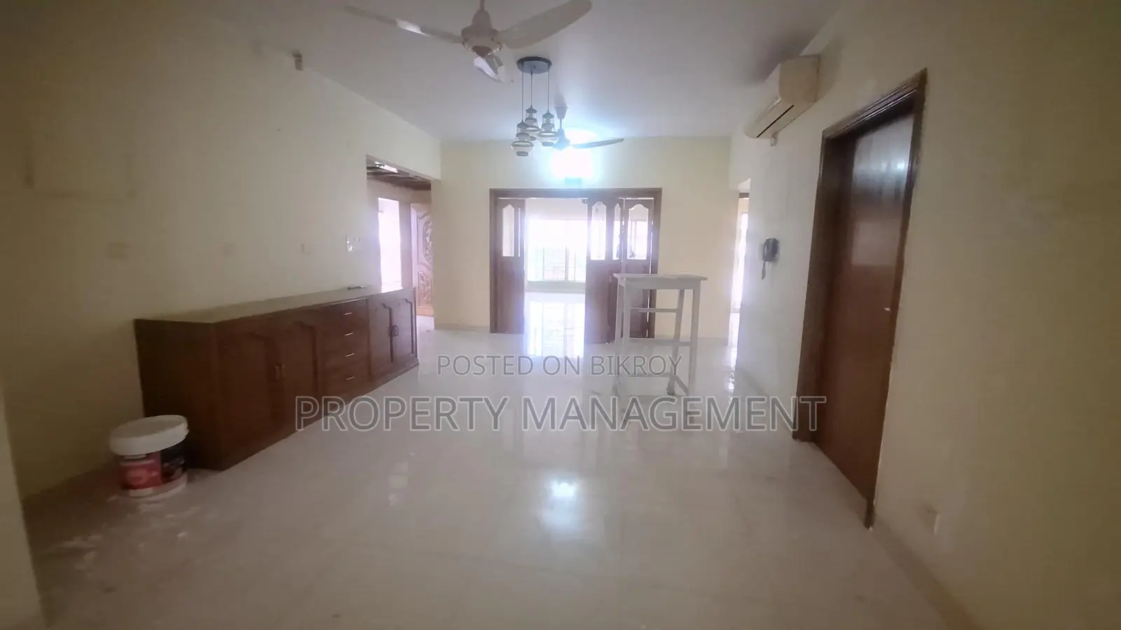 Rent a 3300 Sqft Office Space in Gulshan 1 with a Nice View in Gulshan