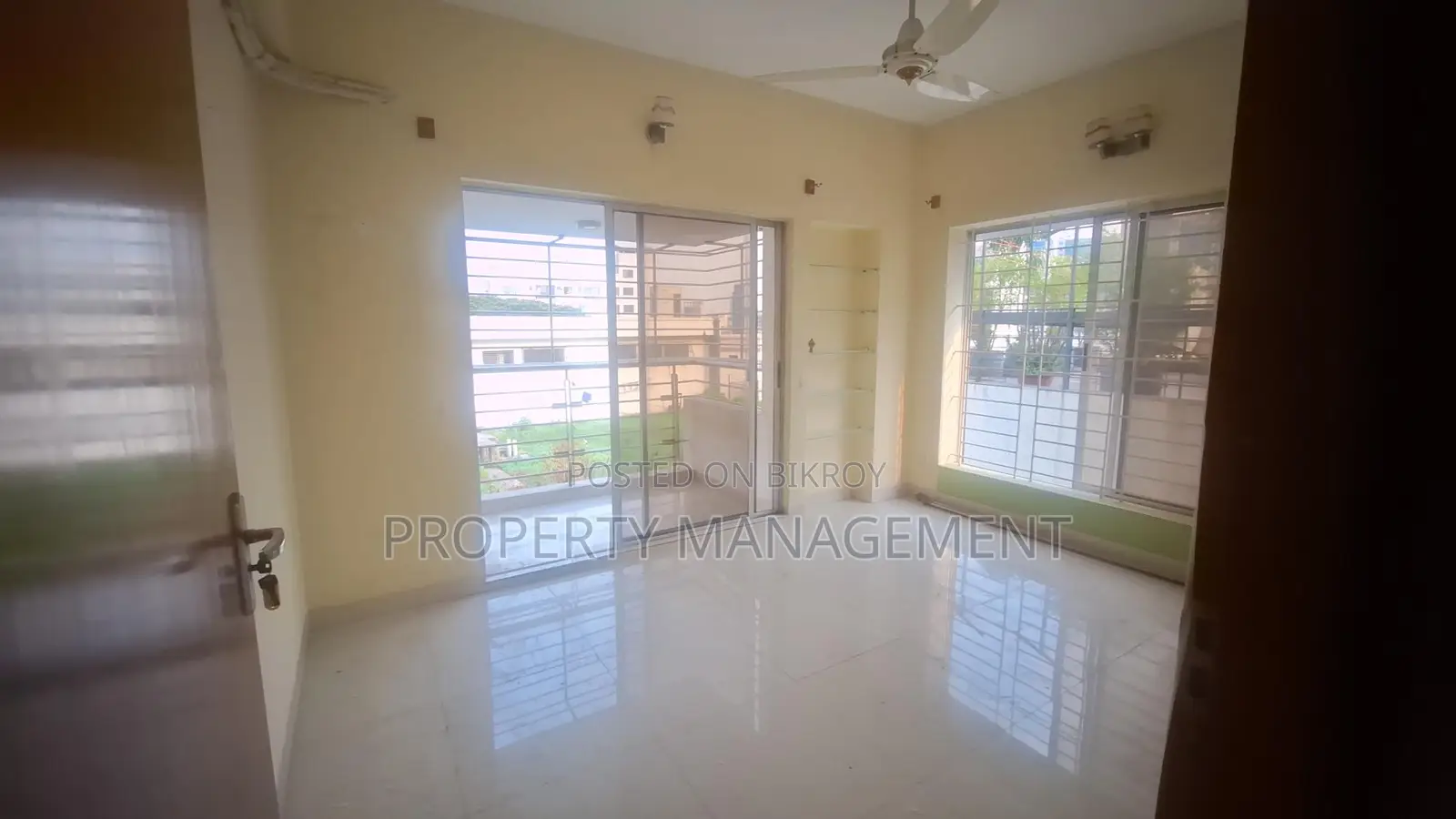 Rent a 3300 Sqft Office Space in Gulshan 1 with a Nice View in Gulshan