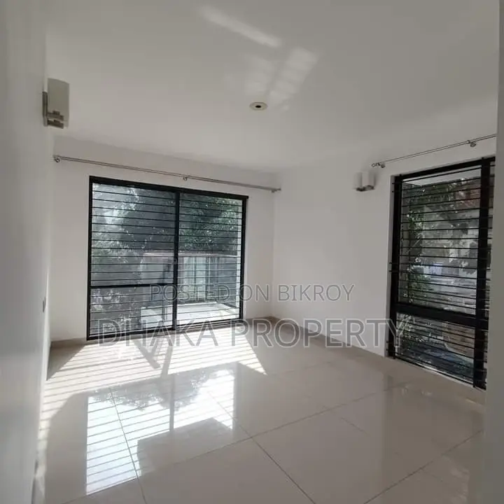 2700-Sqft Luxurious 3-Beded Apartment Rent in Banani in Banani