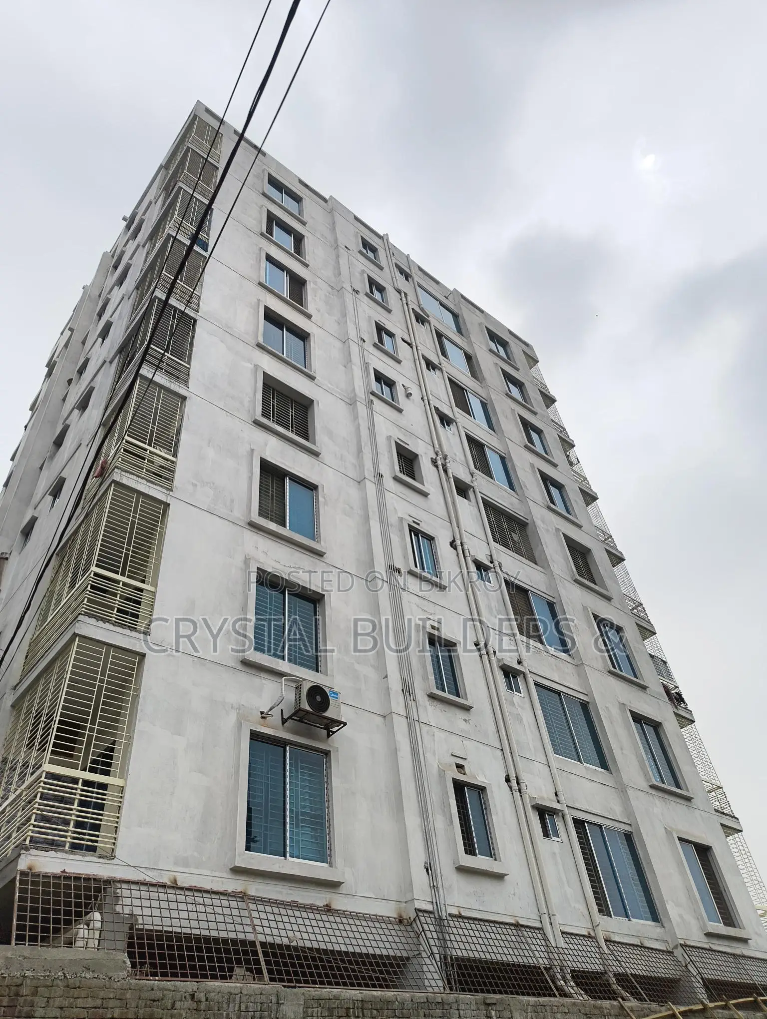 Own a luxurious ready flat at an incredible price. in Banasree