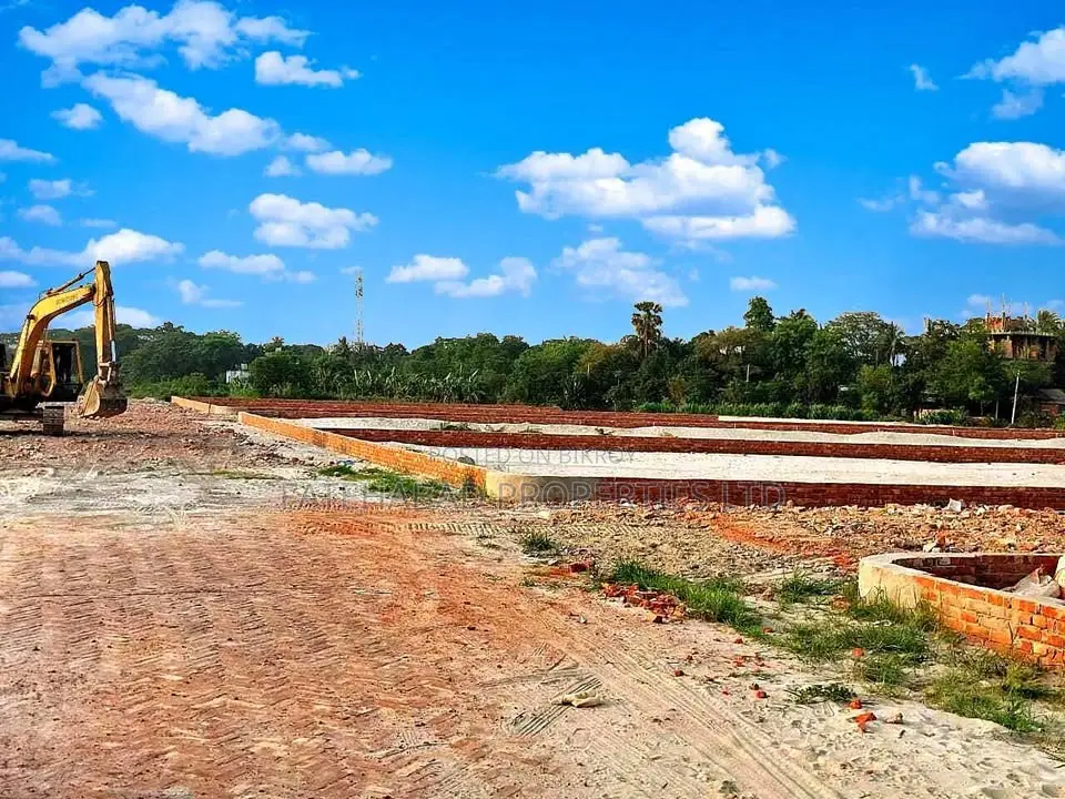 Excellent opportunity for living and investment. in Keraniganj