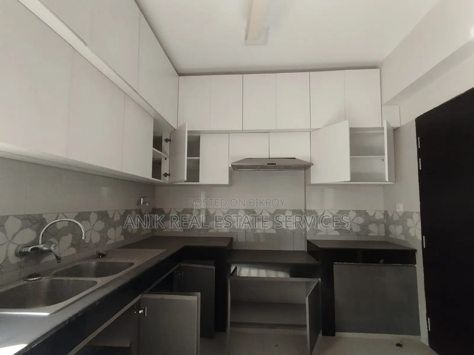 Good Quality 4000 Sft Semi Farnised Flat Rent At Baridhara in Baridhara