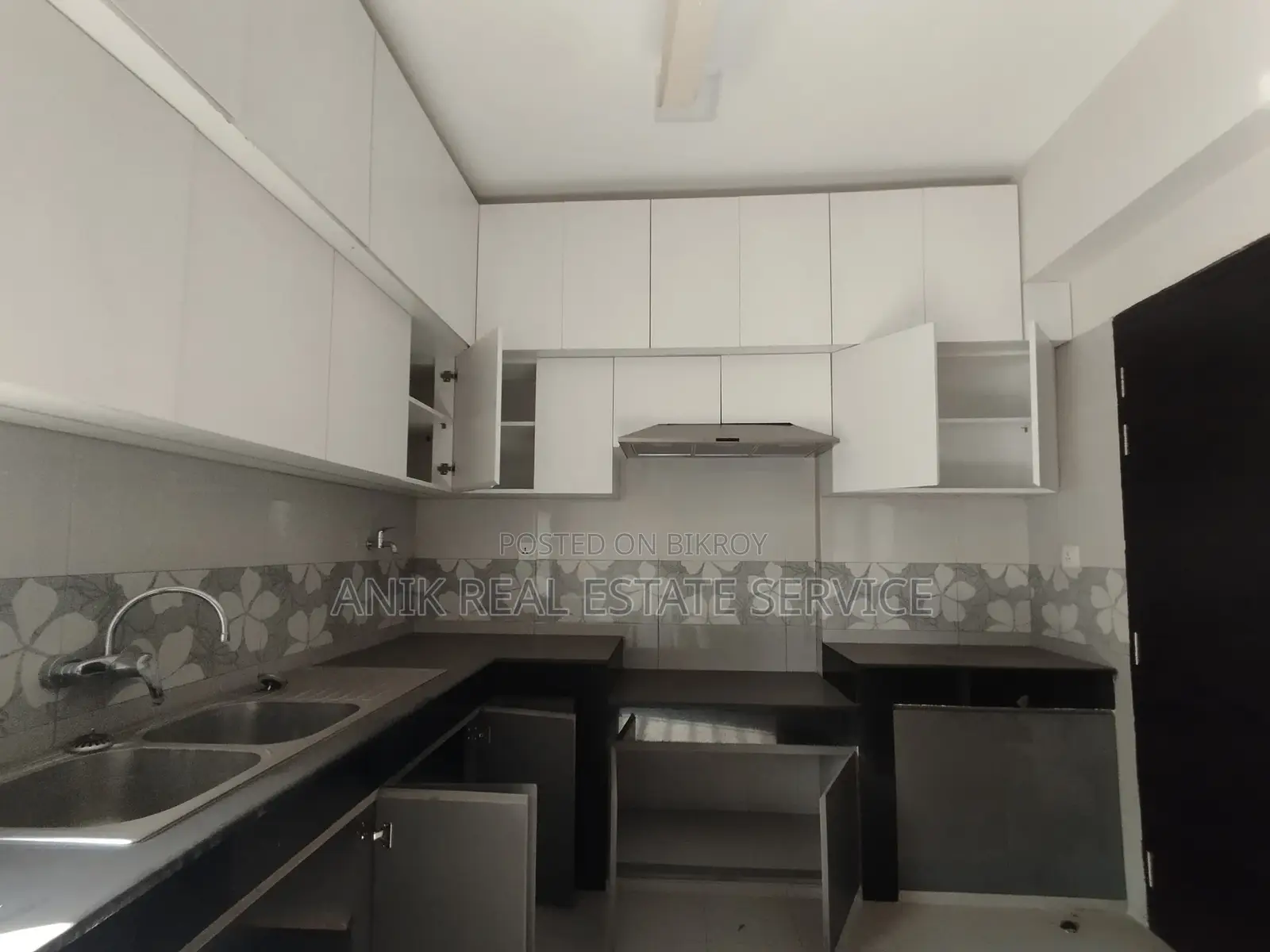 Good Quality 4000 Sft Semi Farnised Flat Rent At Baridhara in Baridhara