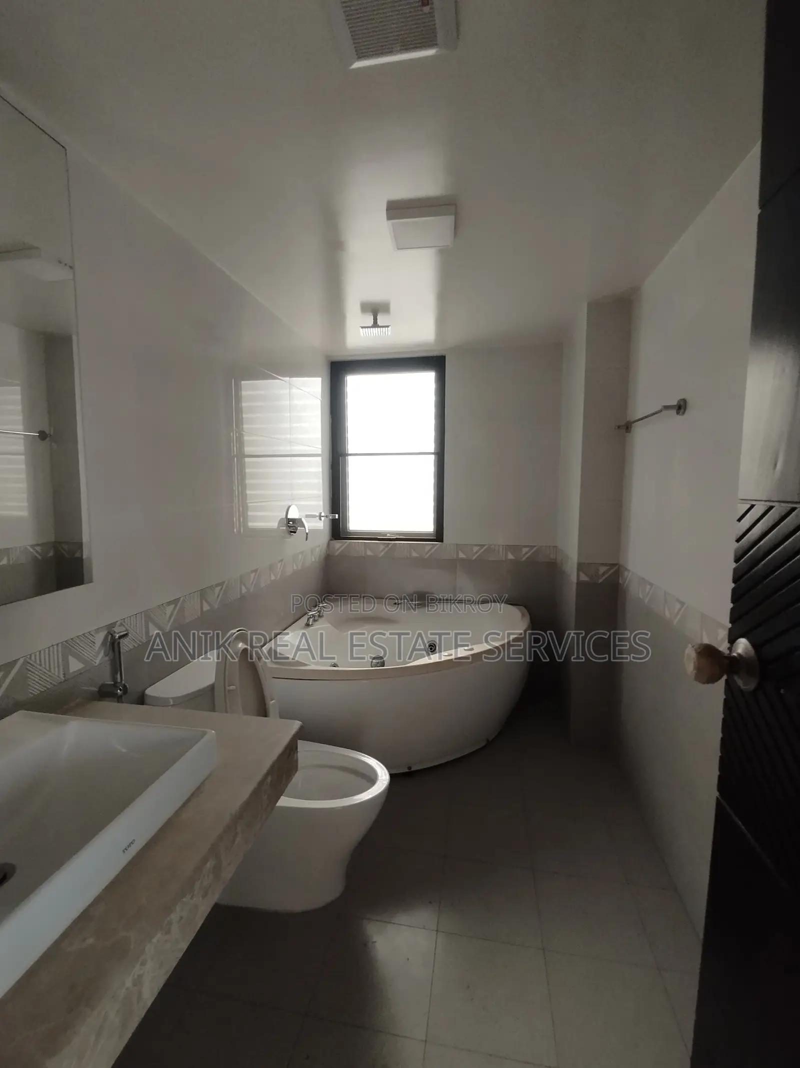 Good Quality 4000 Sft Semi Farnised Flat Rent At Baridhara in Baridhara