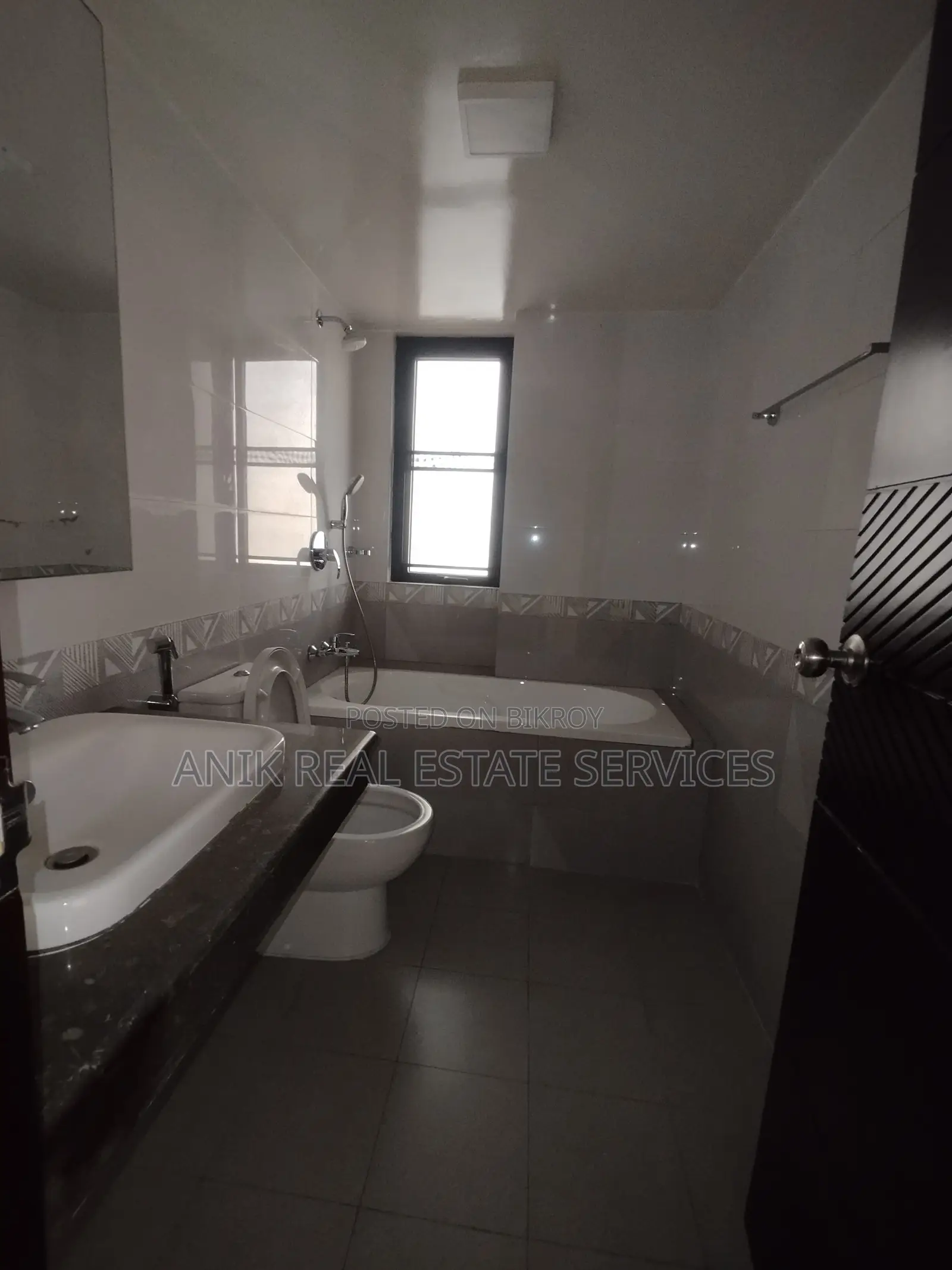 Good Quality 4000 Sft Semi Farnised Flat Rent At Baridhara in Baridhara