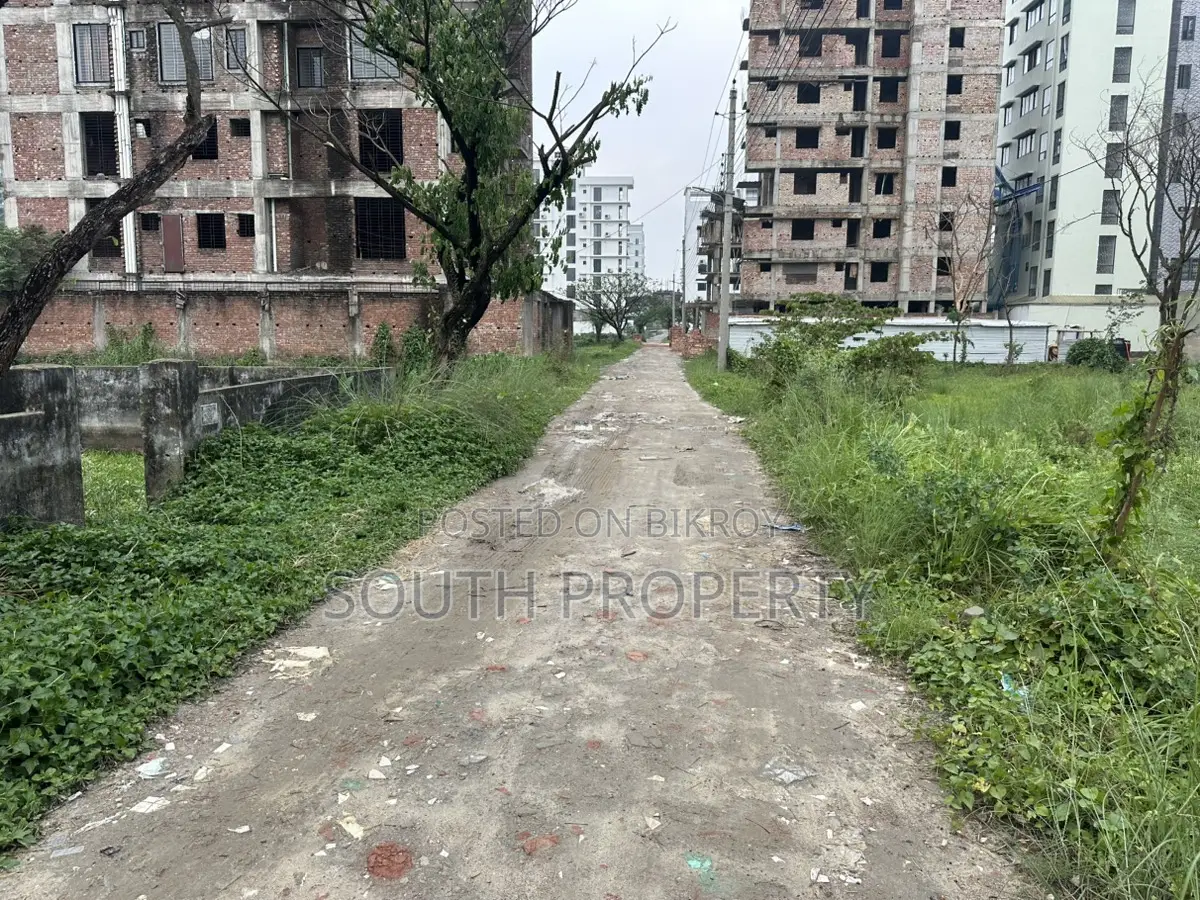 Block-L, (3+3)=6 Katha, South-Face, Plot Urgent Sell, Bashundhara R/A in Basundhara