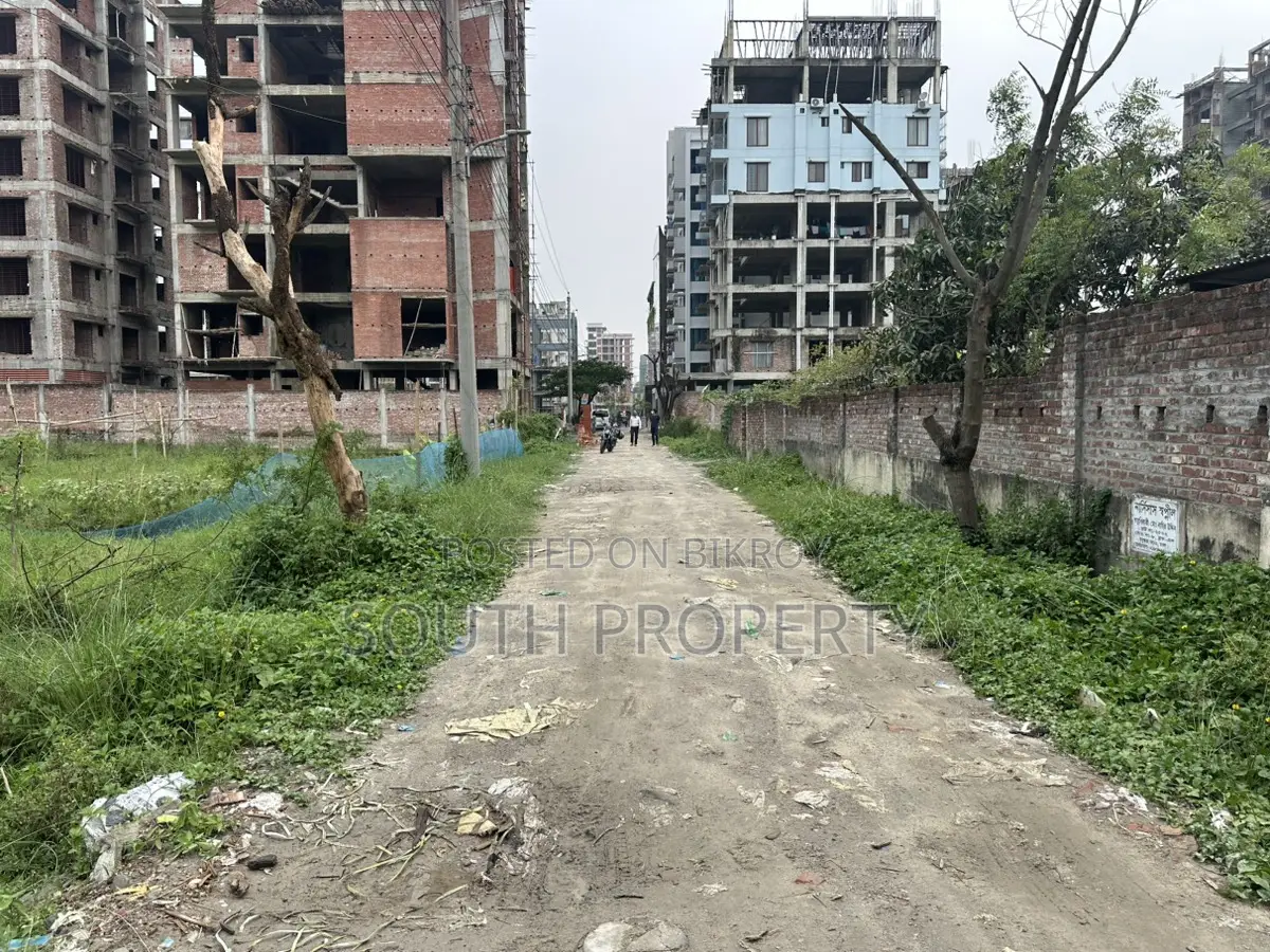 Block-L, (3+3)=6 Katha, South-Face, Plot Urgent Sell, Bashundhara R/A in Basundhara