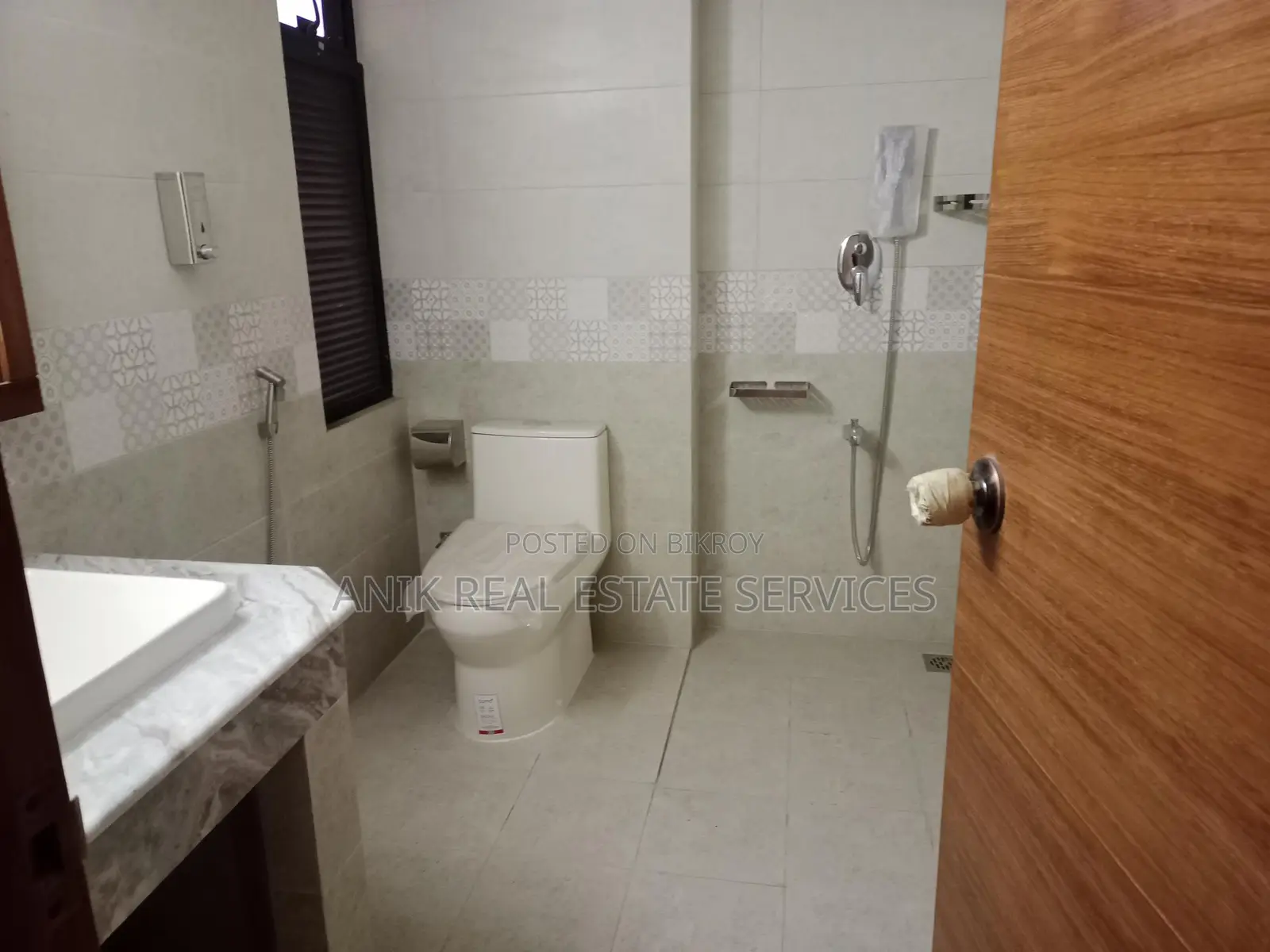 Good Quality 4 Bedroom Un Farnised Flat Rent At Gulshan 2 in Gulshan