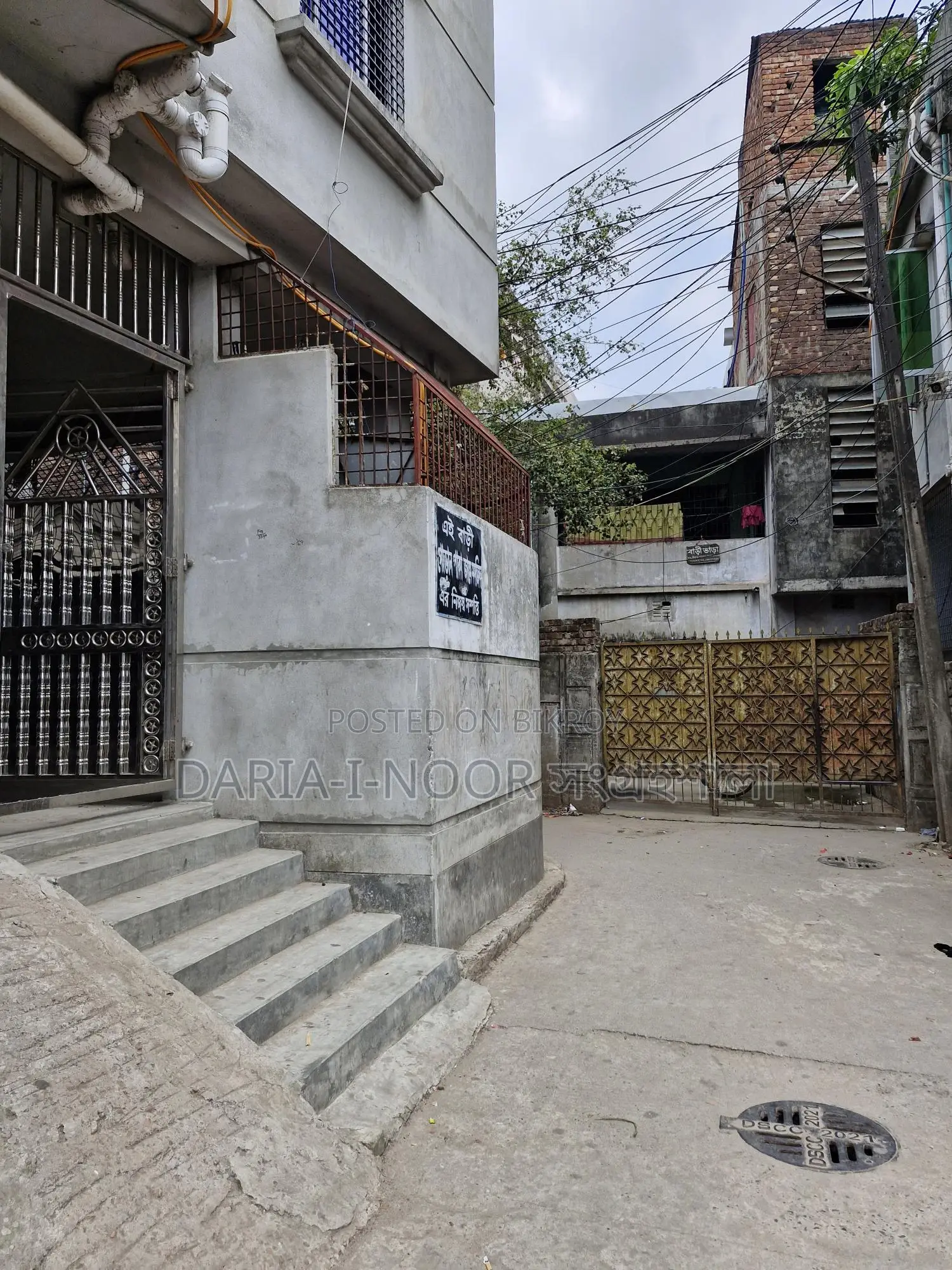 Old house for sale on 5 Katha land next to Goran Paka Jame Masjid in Khilgaon