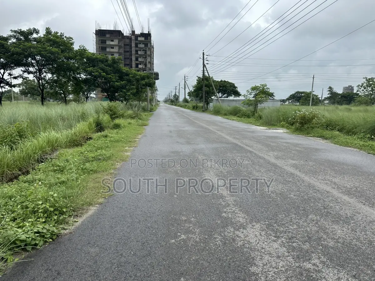 P-Block, 3-Katha, Near Sports Complex, Bashundhara R/A in Basundhara