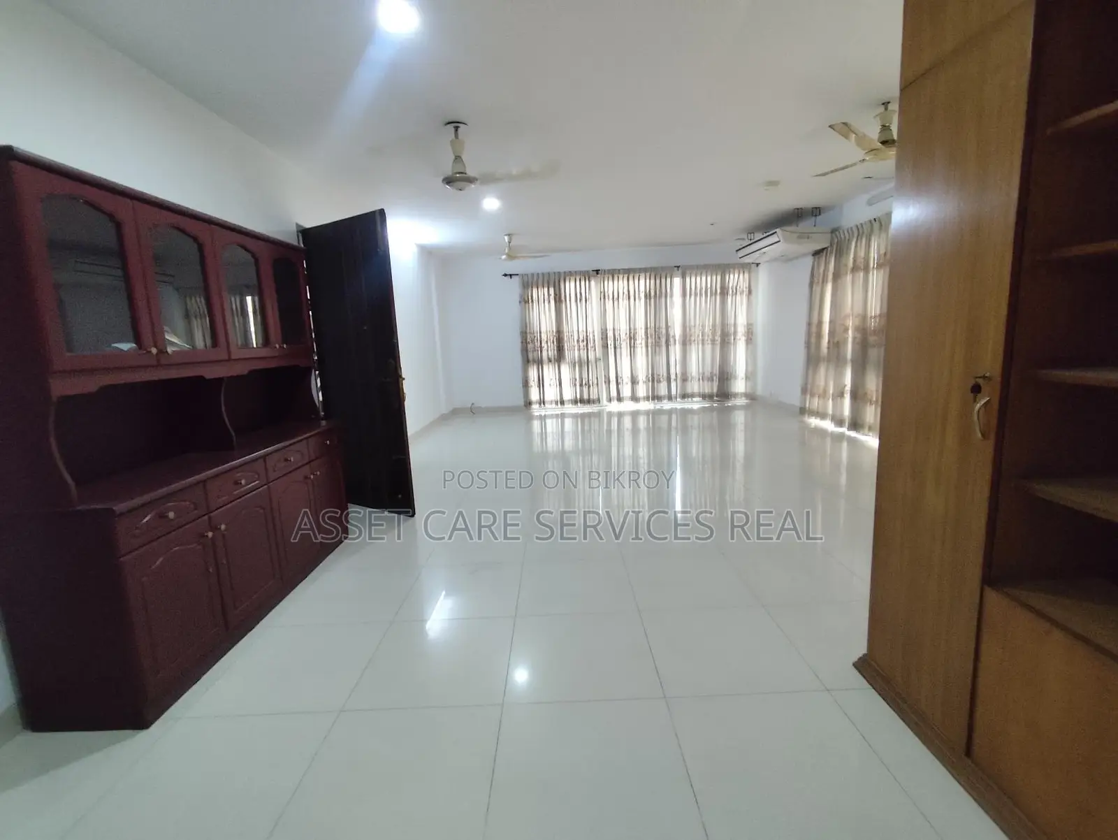 Baridhara Diplomatic Zone 3-Bed Semi-Furnished Apartment Rent in Baridhara