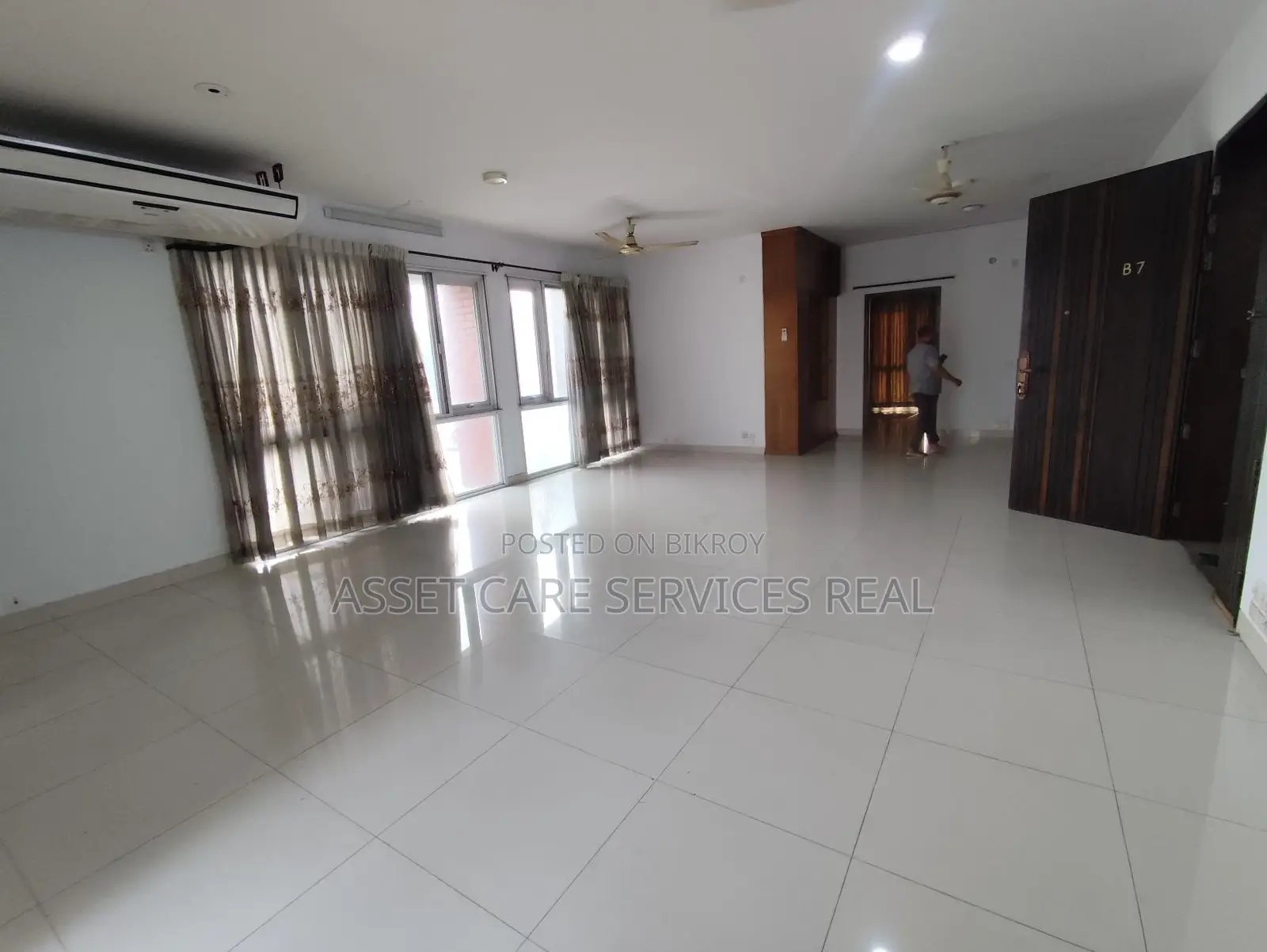 Baridhara Diplomatic Zone 3-Bed Semi-Furnished Apartment Rent in Baridhara