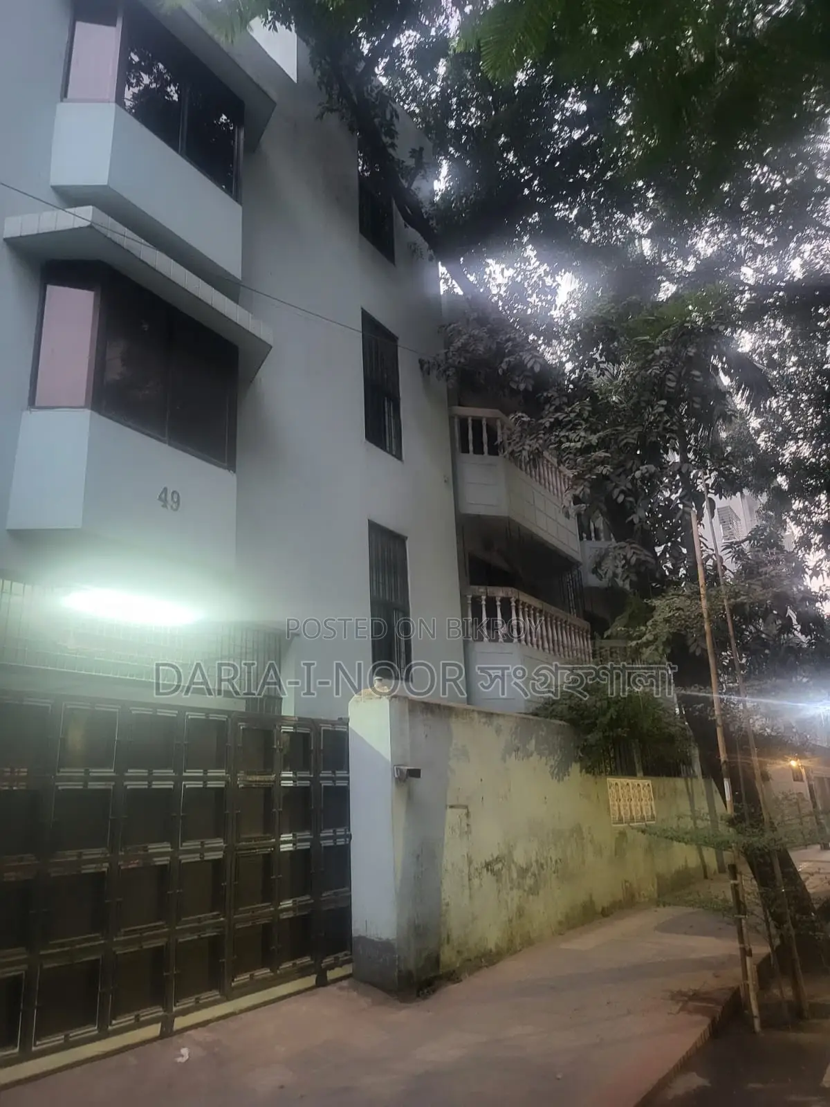 Old House with 10 Katha Land for Sale in Dhanmondi in Dhanmondi
