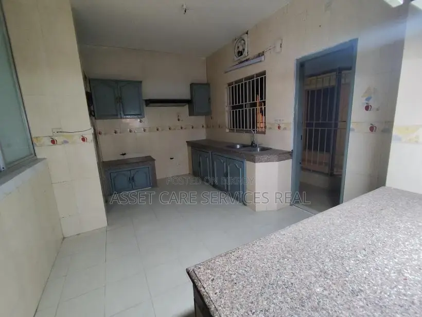 4Bed Un-Furnished 3710-Sqft Big Apartment Rent In Gulshan North in Gulshan