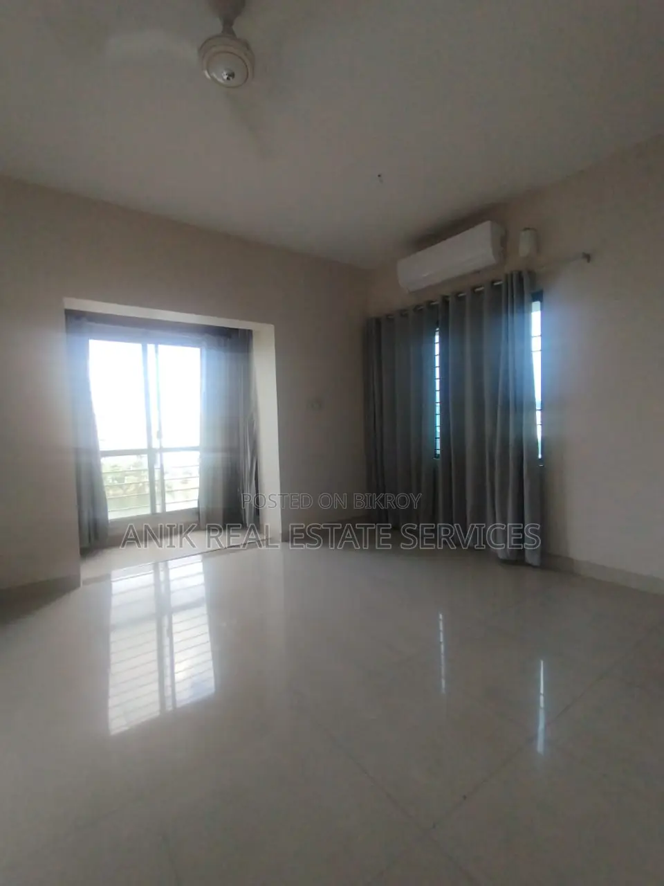 Lake View Good Quality 3 Bedroom Un Farnised Flat Rent In Gulshan in Gulshan
