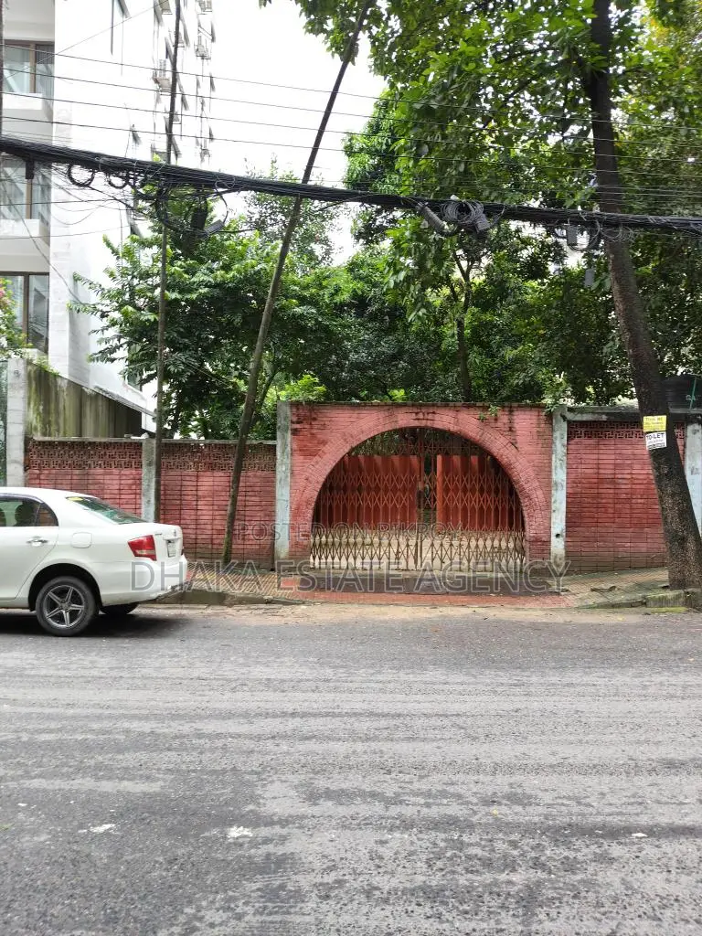 Land for sale on Baridhara Park Road in Baridhara