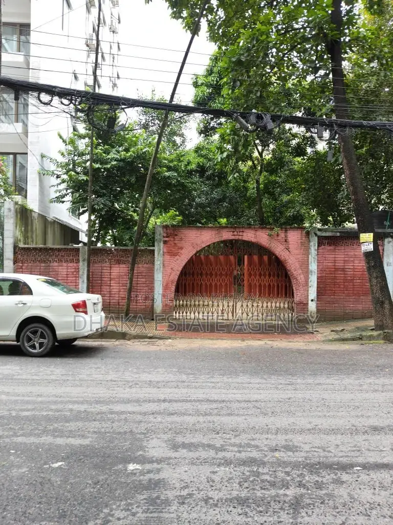 Land for sale on Baridhara Park Road in Baridhara