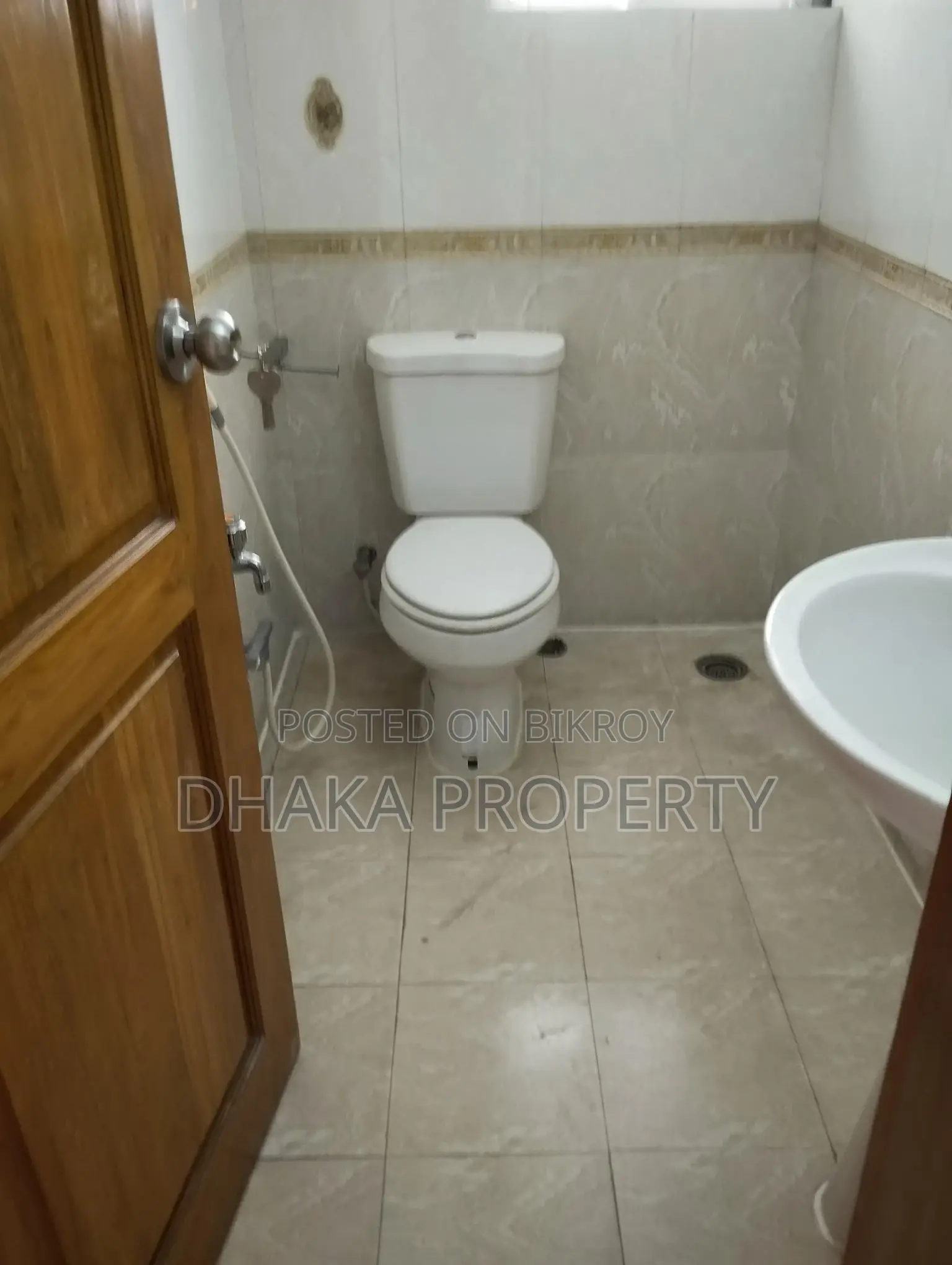 GOOD QUALITY UNFURNISHED FLAT FOR RENT IN GULSHAN in Gulshan