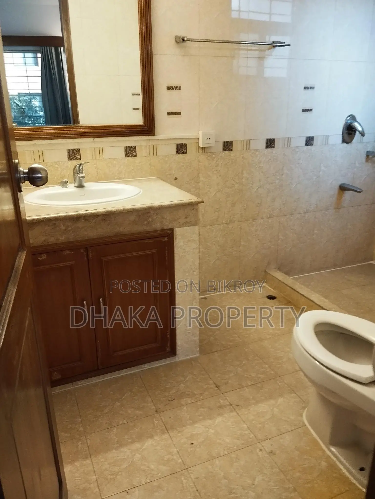 GOOD QUALITY UNFURNISHED FLAT FOR RENT IN GULSHAN in Gulshan