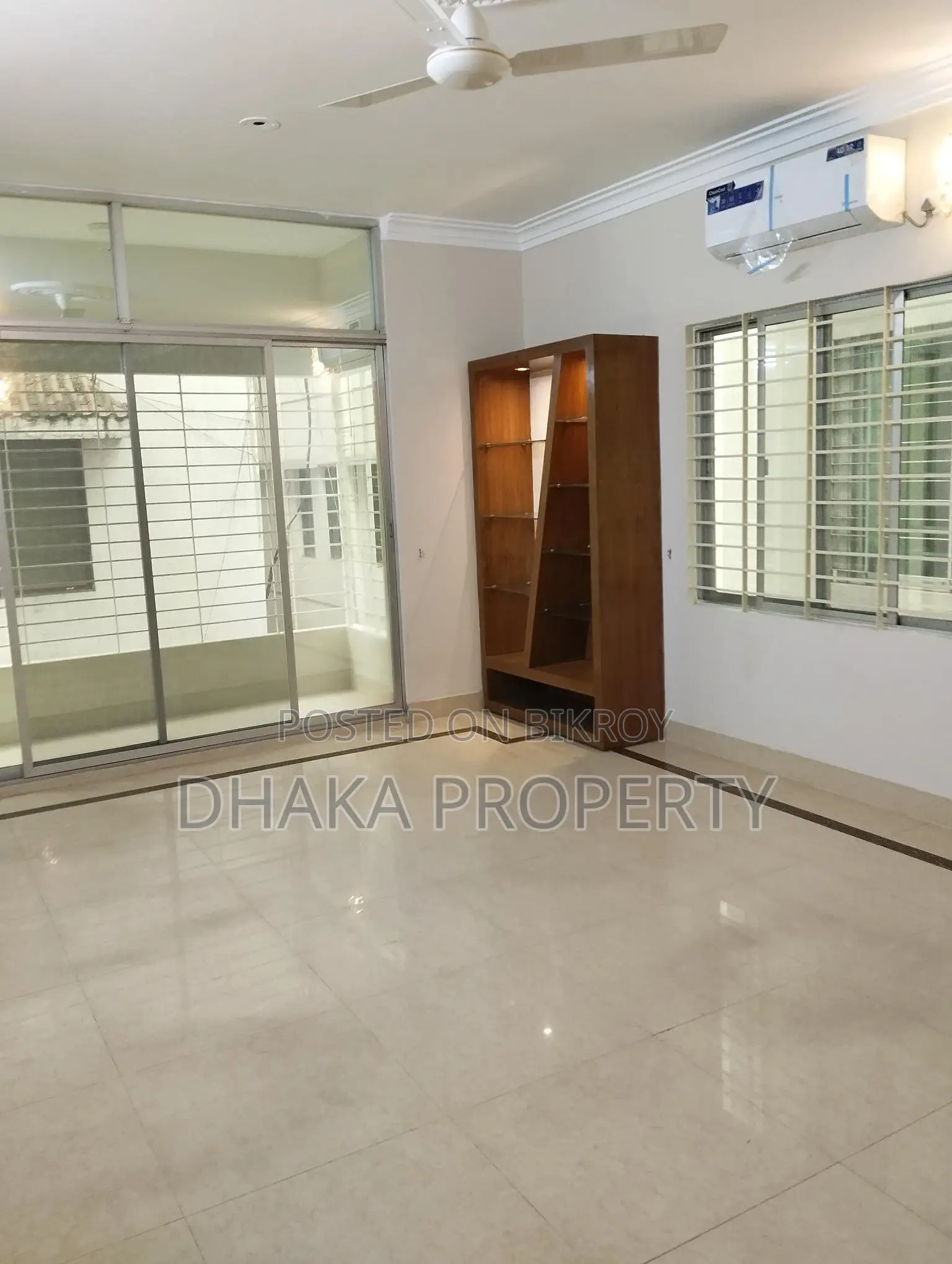 WELL DECORATED SAMI FURNISHED BED FLAT RENT IN BARIDHARA in Gulshan