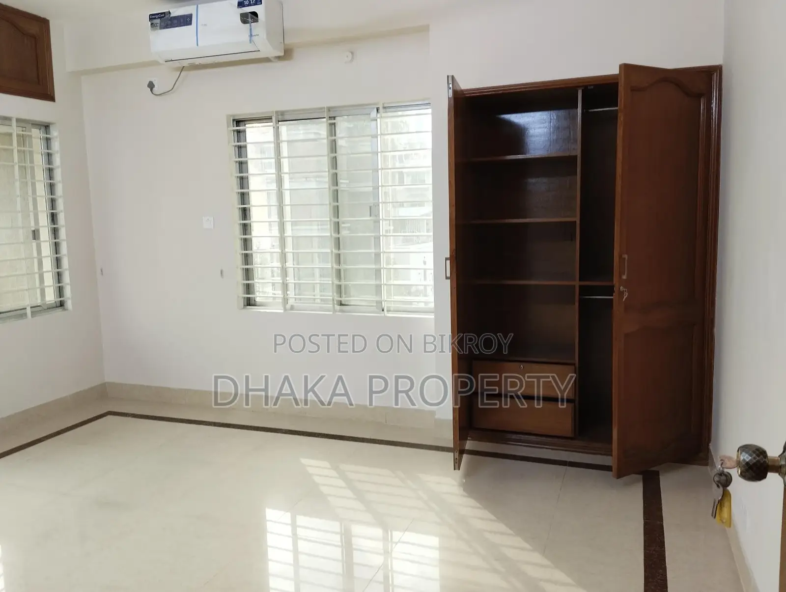 WELL DECORATED SAMI FURNISHED BED FLAT RENT IN BARIDHARA in Gulshan