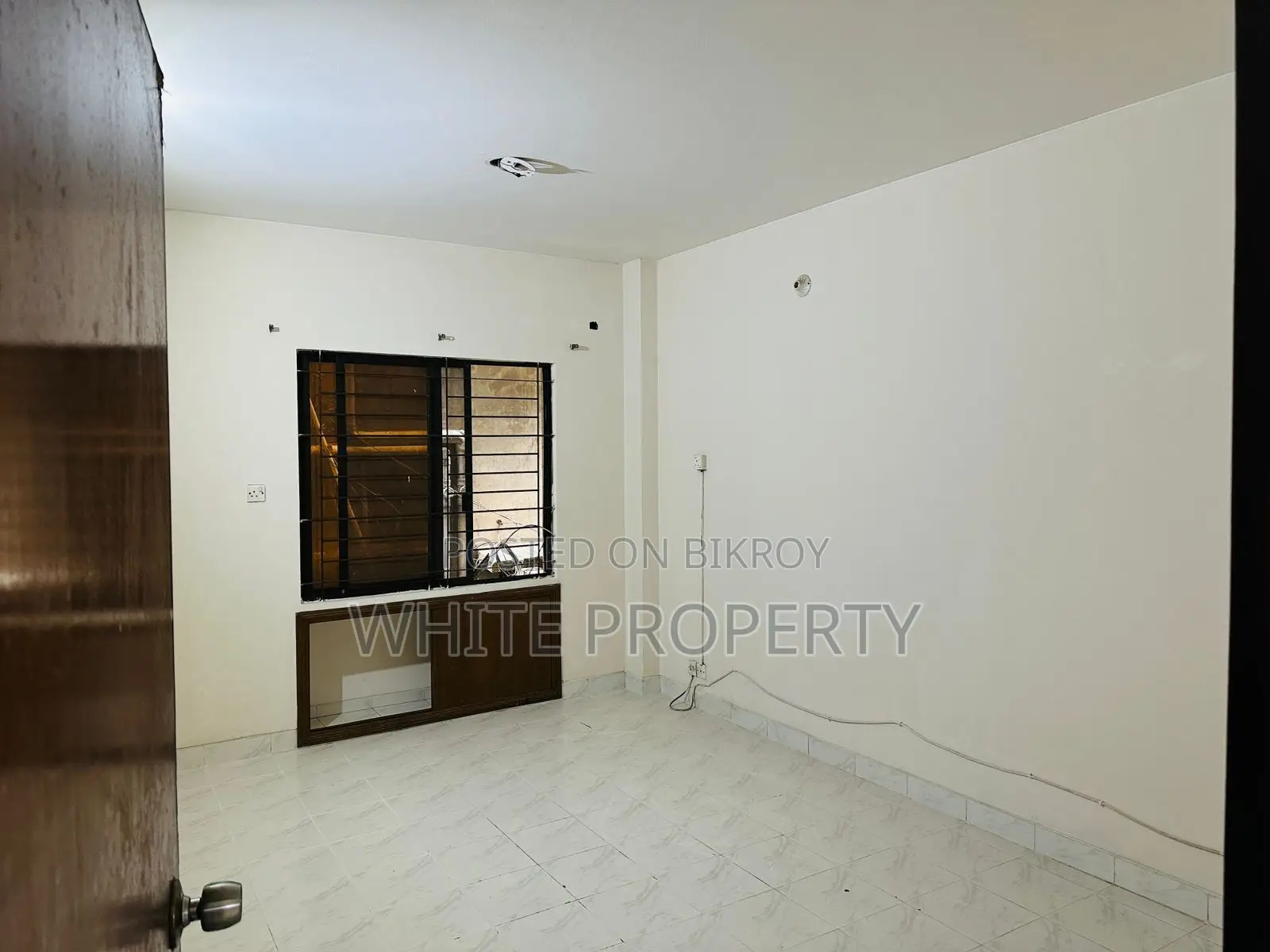 Used Apartment Sale at Dhanmoni 8A Near keyari Palaza in Dhanmondi