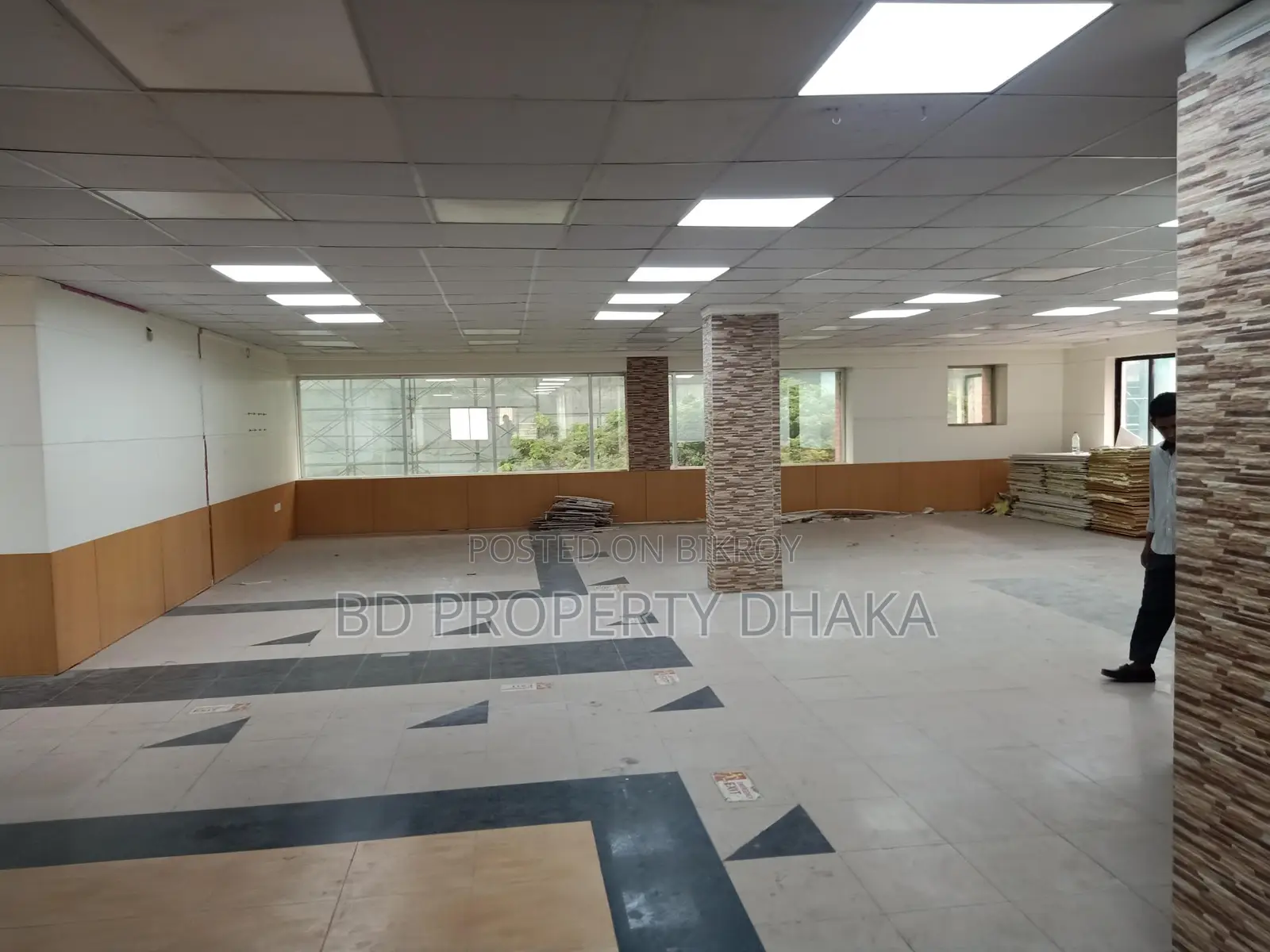 2000sqft Nice Open Commercial Space Rent in Gulshan Avenue in Gulshan