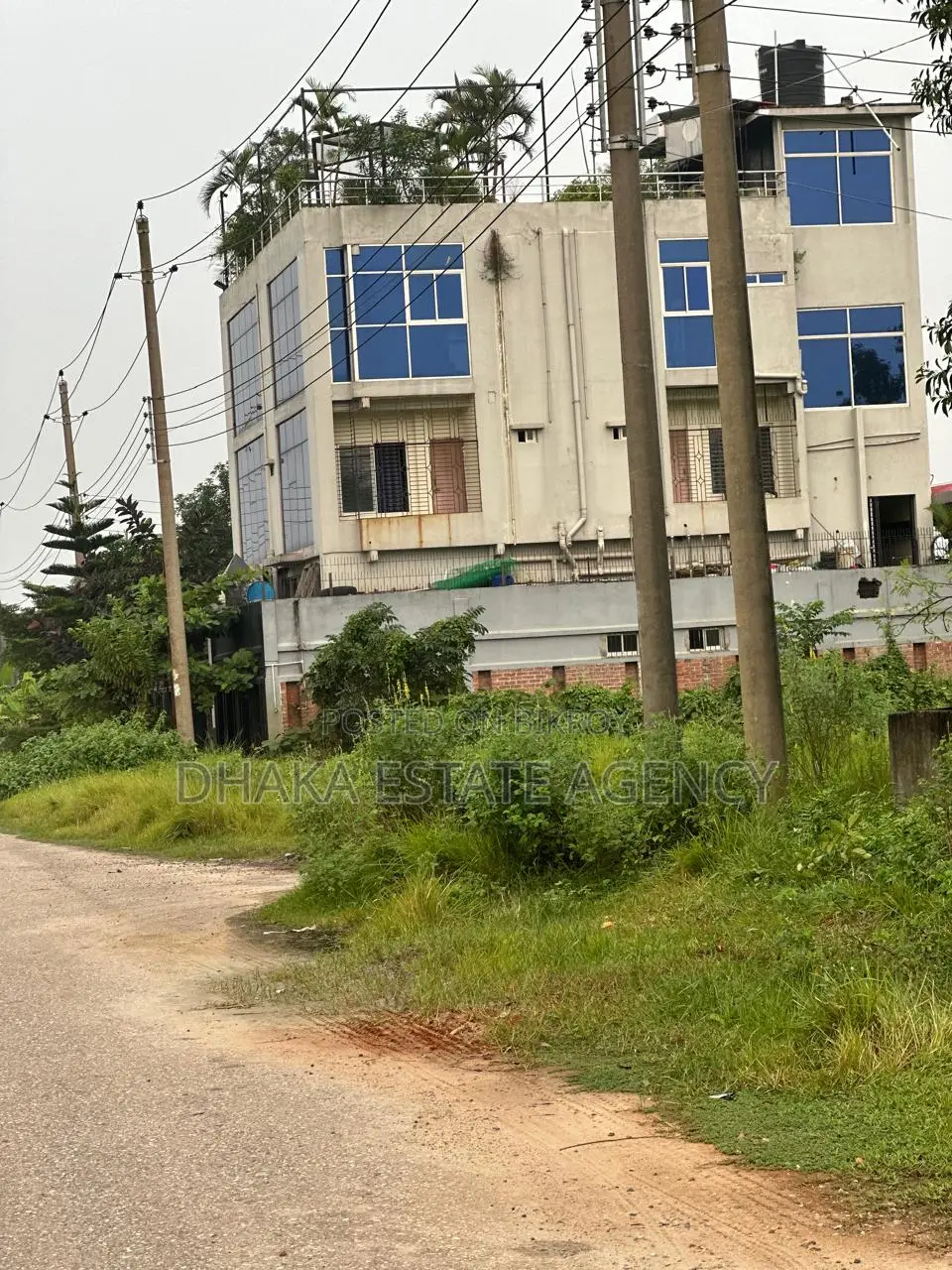 Block L, 7-story plan passed on 2 katha land, building construction ongoing in Basundhara