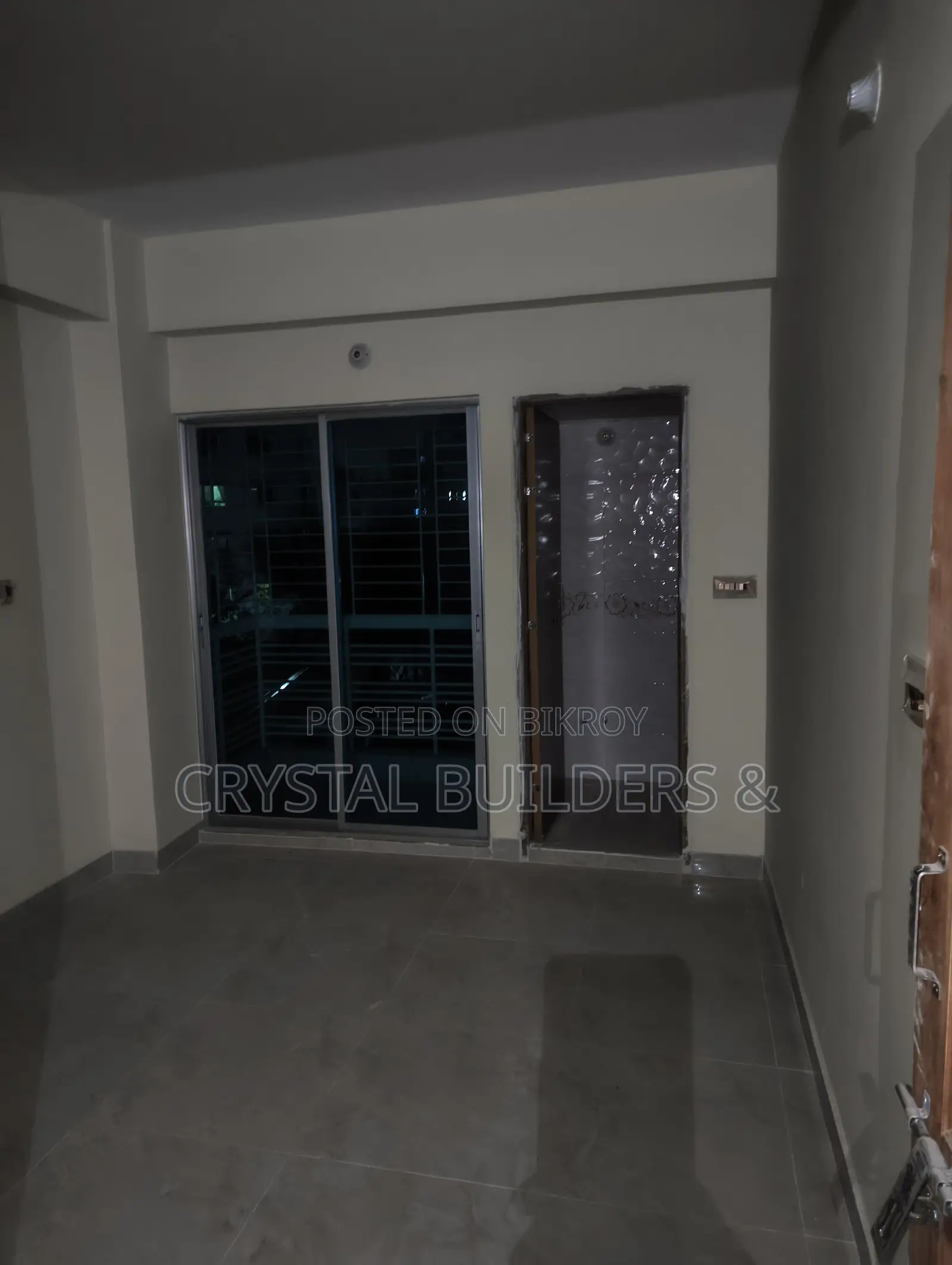 Get a ready flat right now on Kazibari Road, inside the city. in Banasree