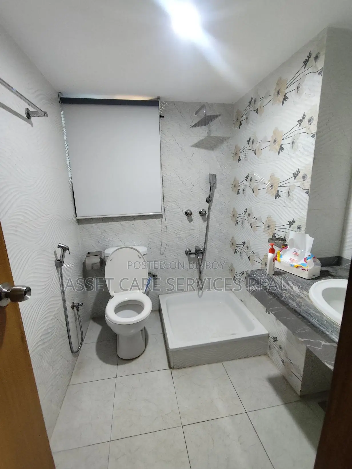 2100-Sqft Lake View Office Space Rent In Gulshan-1 in Gulshan
