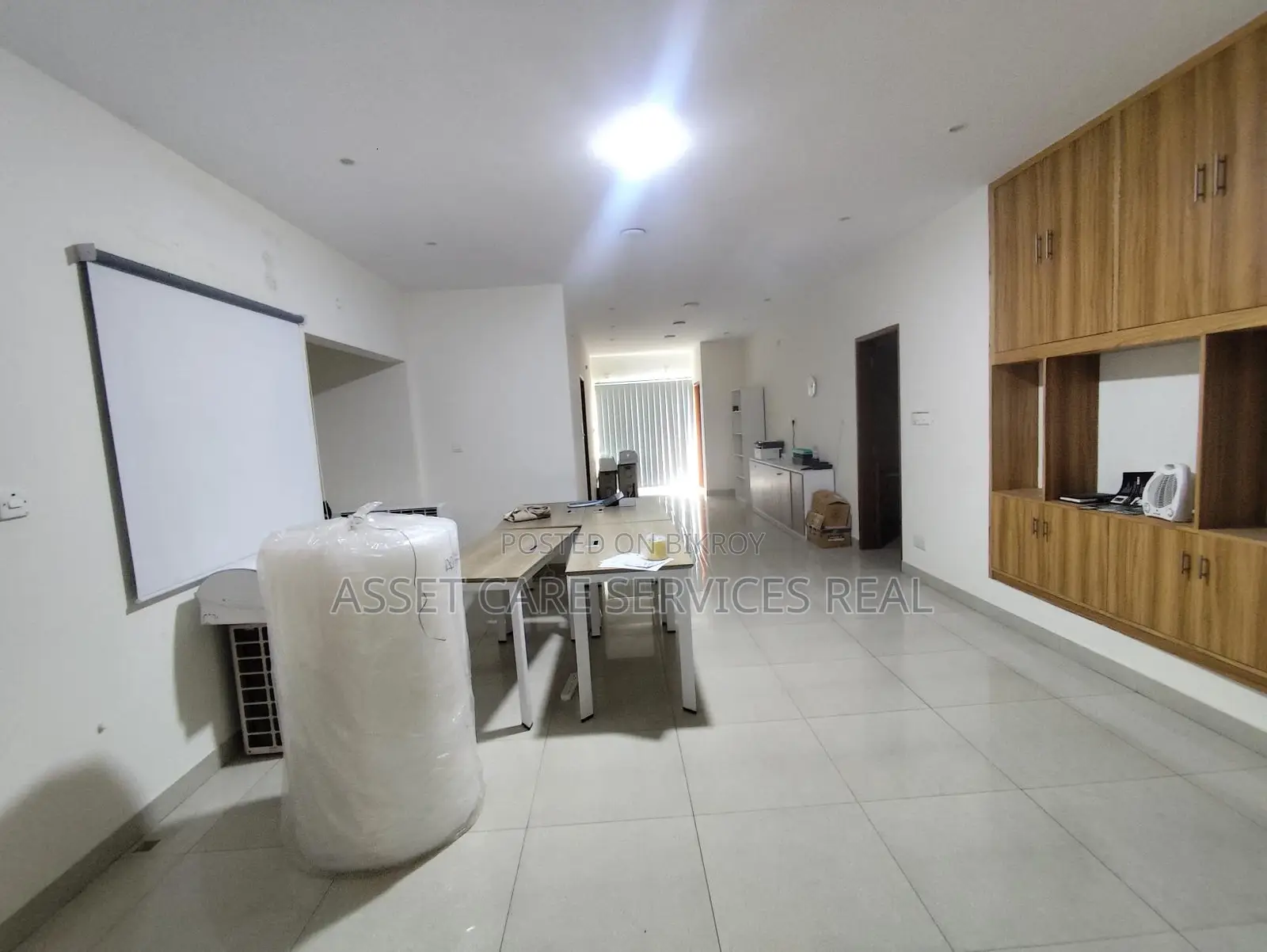 2100-Sqft Lake View Office Space Rent In Gulshan-1 in Gulshan