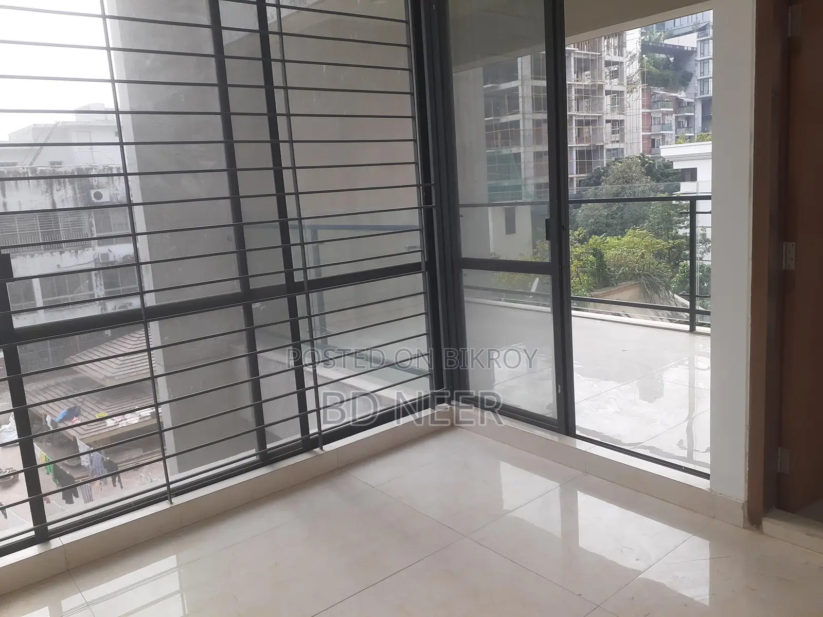 Semi-furnished 4-bedroom 4th-floor flat for rent in Gulshan-1 in Gulshan