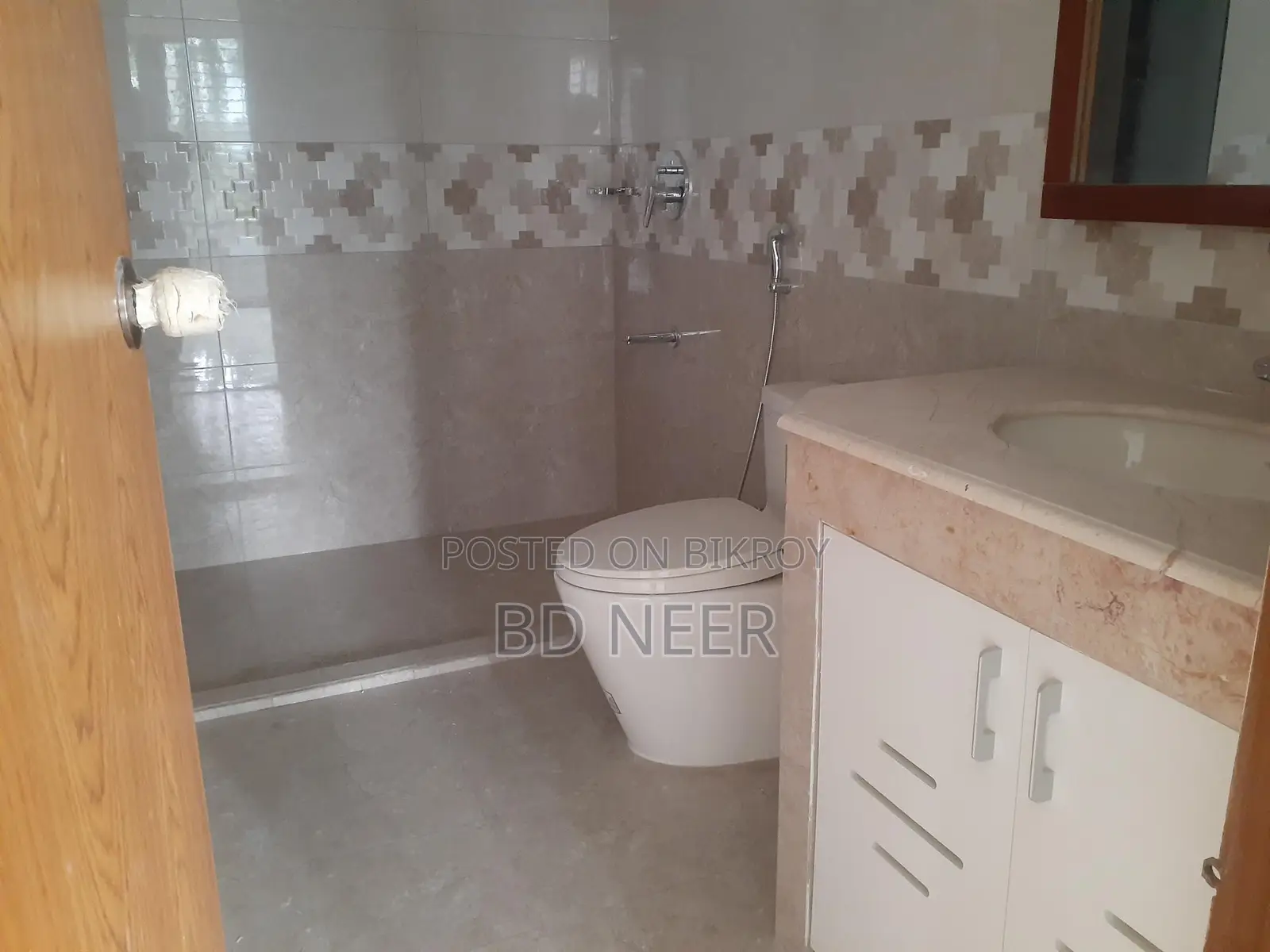 Semi-furnished 4-bedroom 4th-floor flat for rent in Gulshan-1 in Gulshan