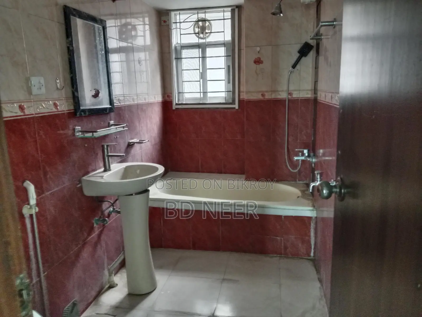 good unfurnish 3 Bed room apt available in banani in Banani