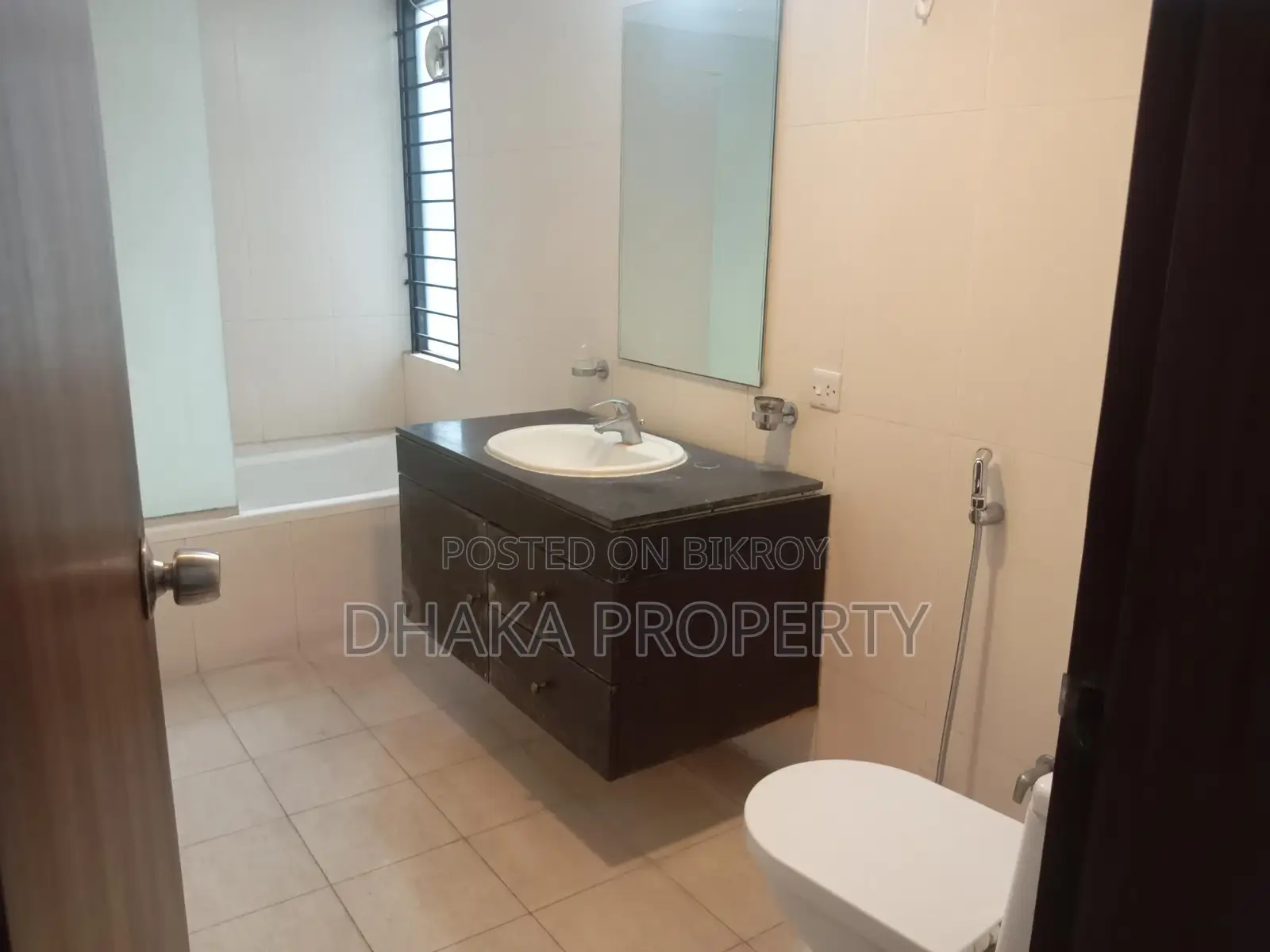 Un-Furnished 3 Beded Nice Apartment Rent in Gulshan in Gulshan
