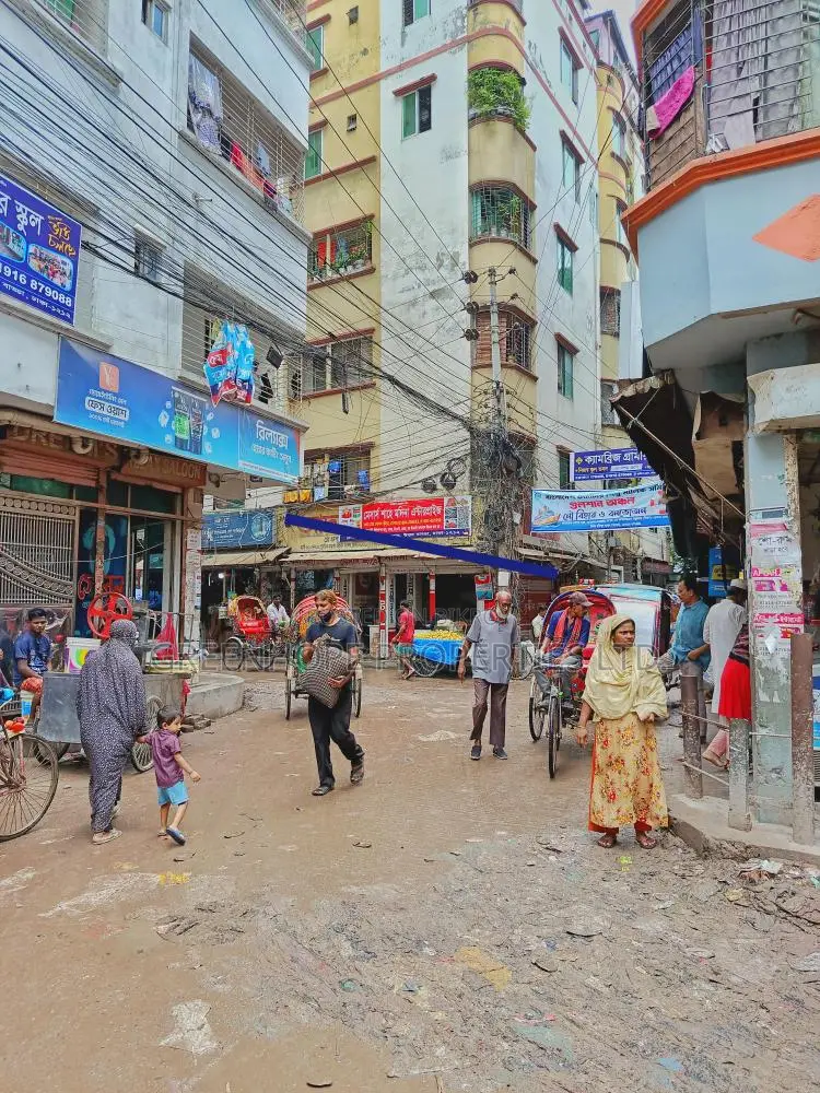 Land share flat in a prime location in Badda in Badda