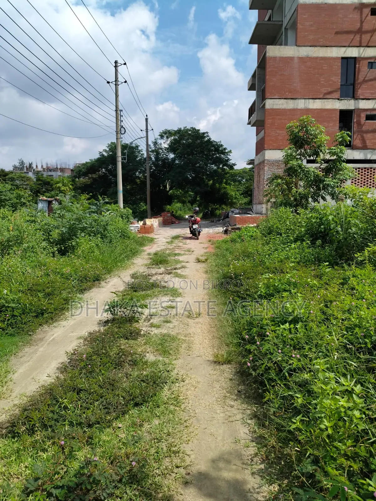 UNITED CITY MADANI AVENUE 100 FEET in Khilkhet