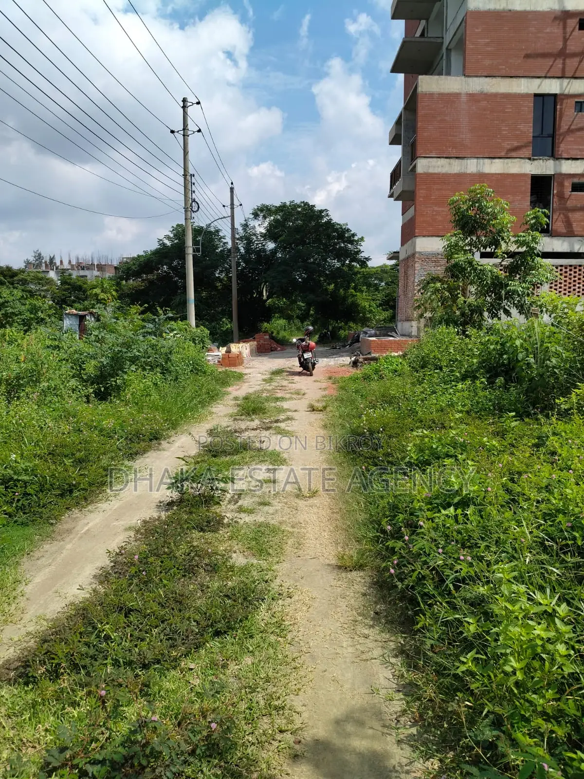 UNITED CITY MADANI AVENUE 100 FEET in Khilkhet