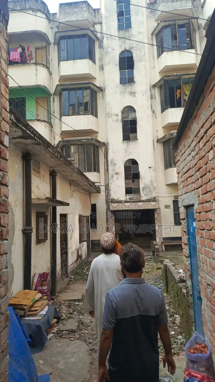 4-story old house for sale on 7.5 katha land in Nadda, near Baridhara in Basundhara