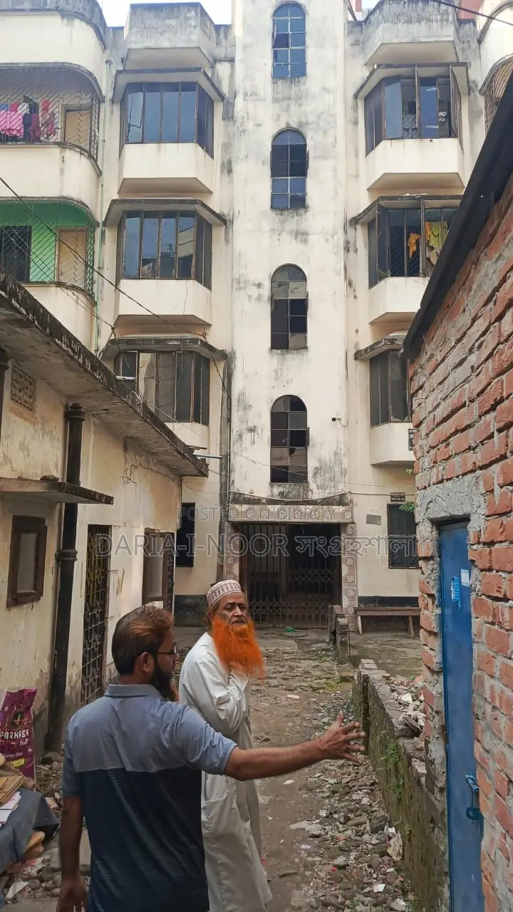 4-story old house for sale on 7.5 katha land in Nadda, near Baridhara in Basundhara