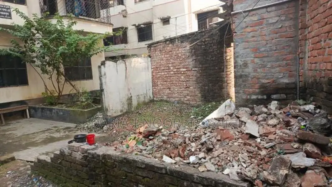 4-story old house for sale on 7.5 katha land in Nadda, near Baridhara in Basundhara