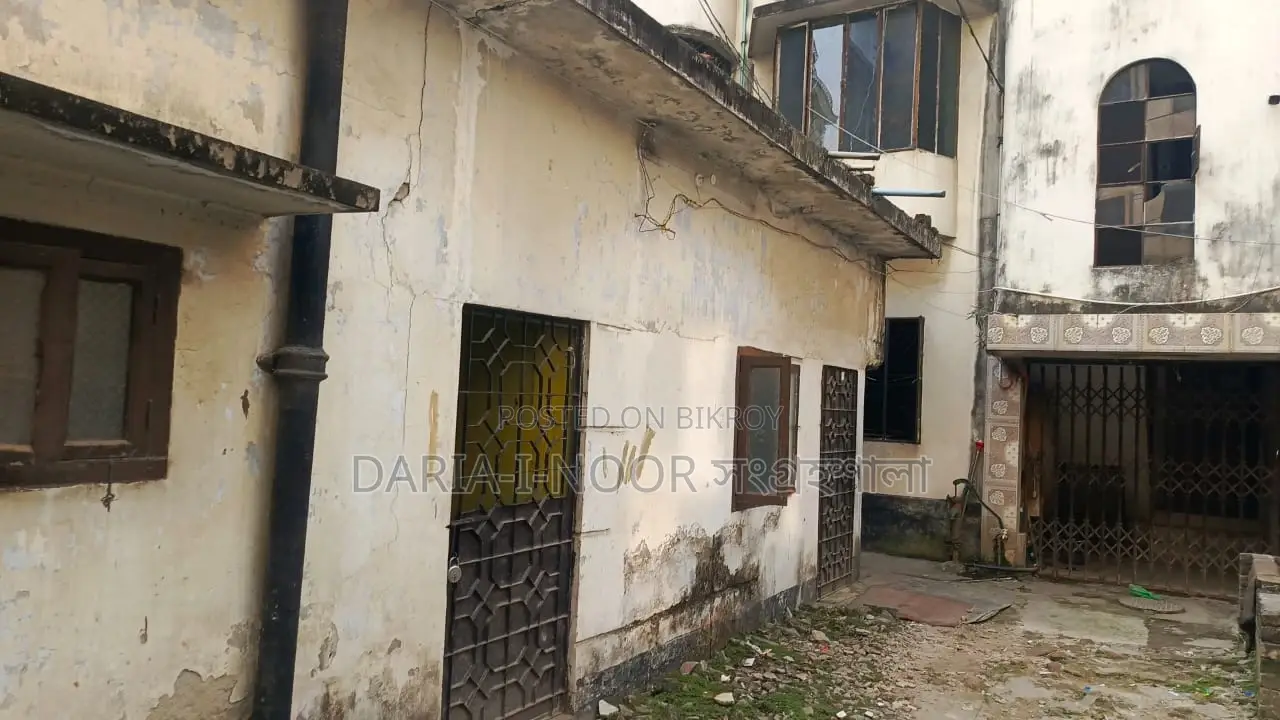 4-story old house for sale on 7.5 katha land in Nadda, near Baridhara in Basundhara