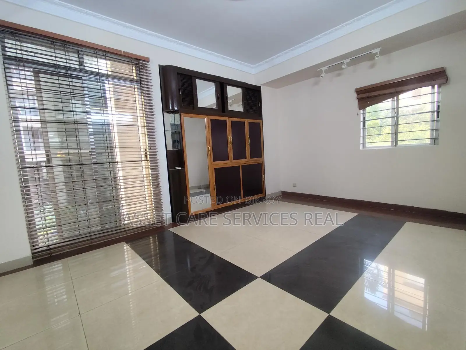 4Bed Semi-Furnished Apartment Rent Baridhara Diplomatic Zone in Baridhara