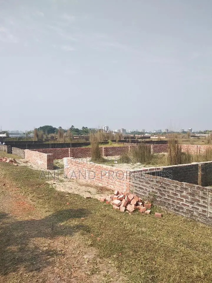 3-Katha South-facing plot for sale in N-Block, owner is in the country in Basundhara