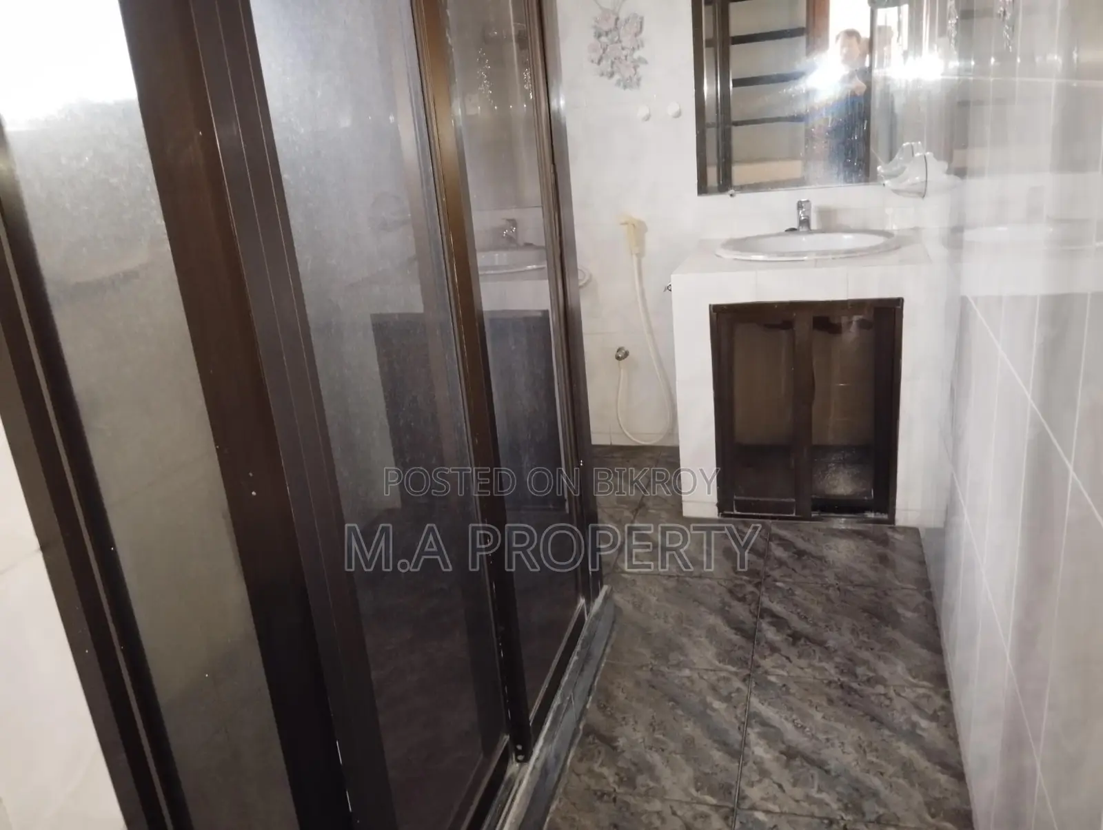 4 BED UNFURNISHED FLAT FOR RENT IN BARIDHARA DIPLOMATIC ZONE in Gulshan